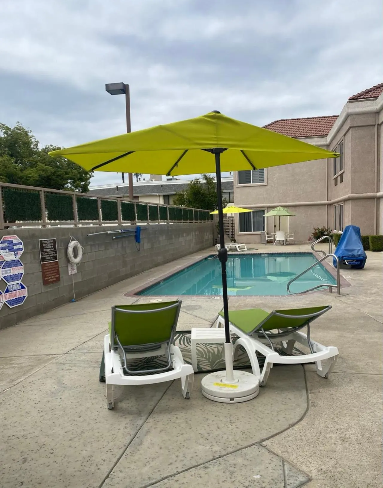 Swimming pool in Comfort Suites Tulare Sequoia Gateway
