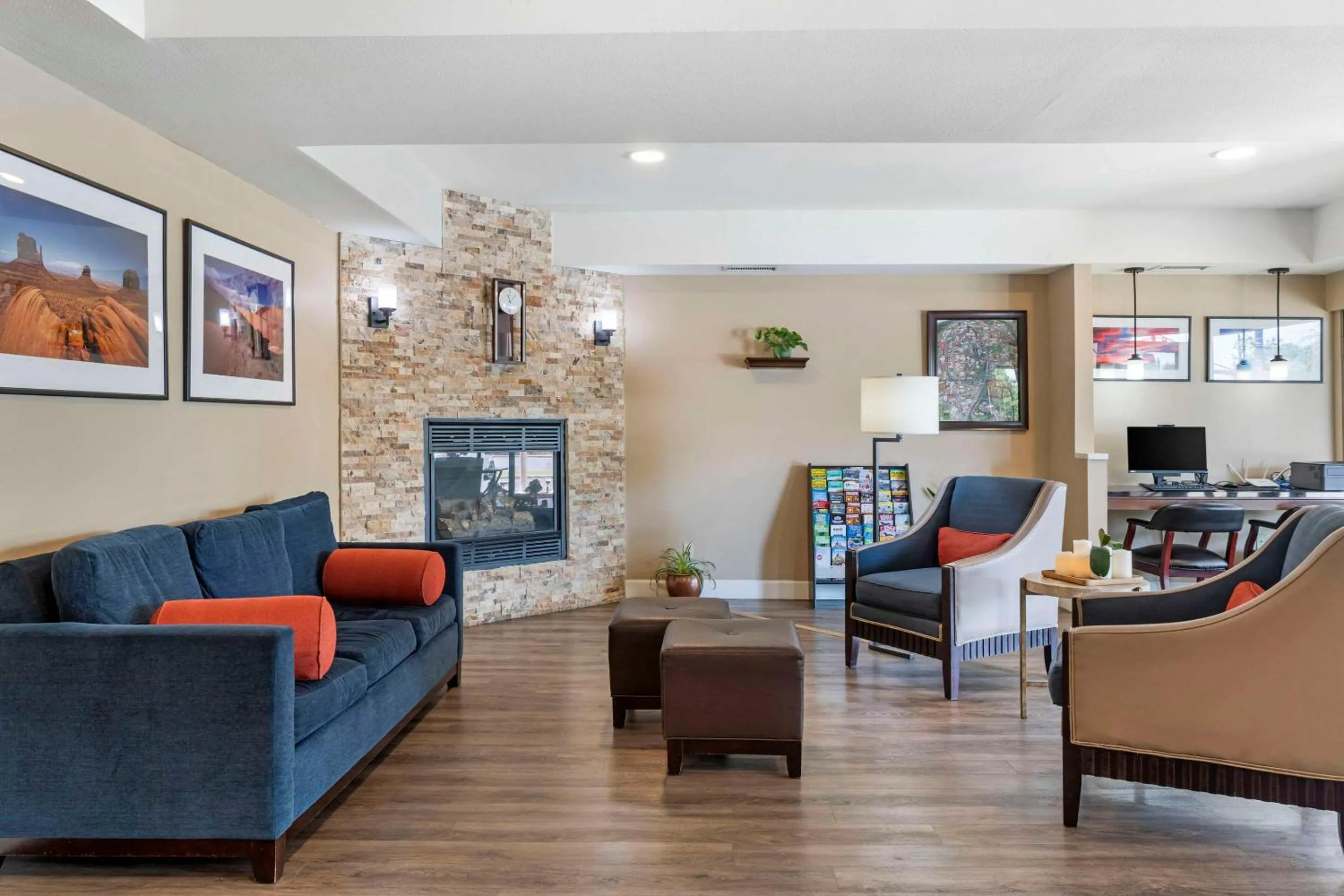 Lobby or reception in Comfort Suites Tulare Sequoia Gateway