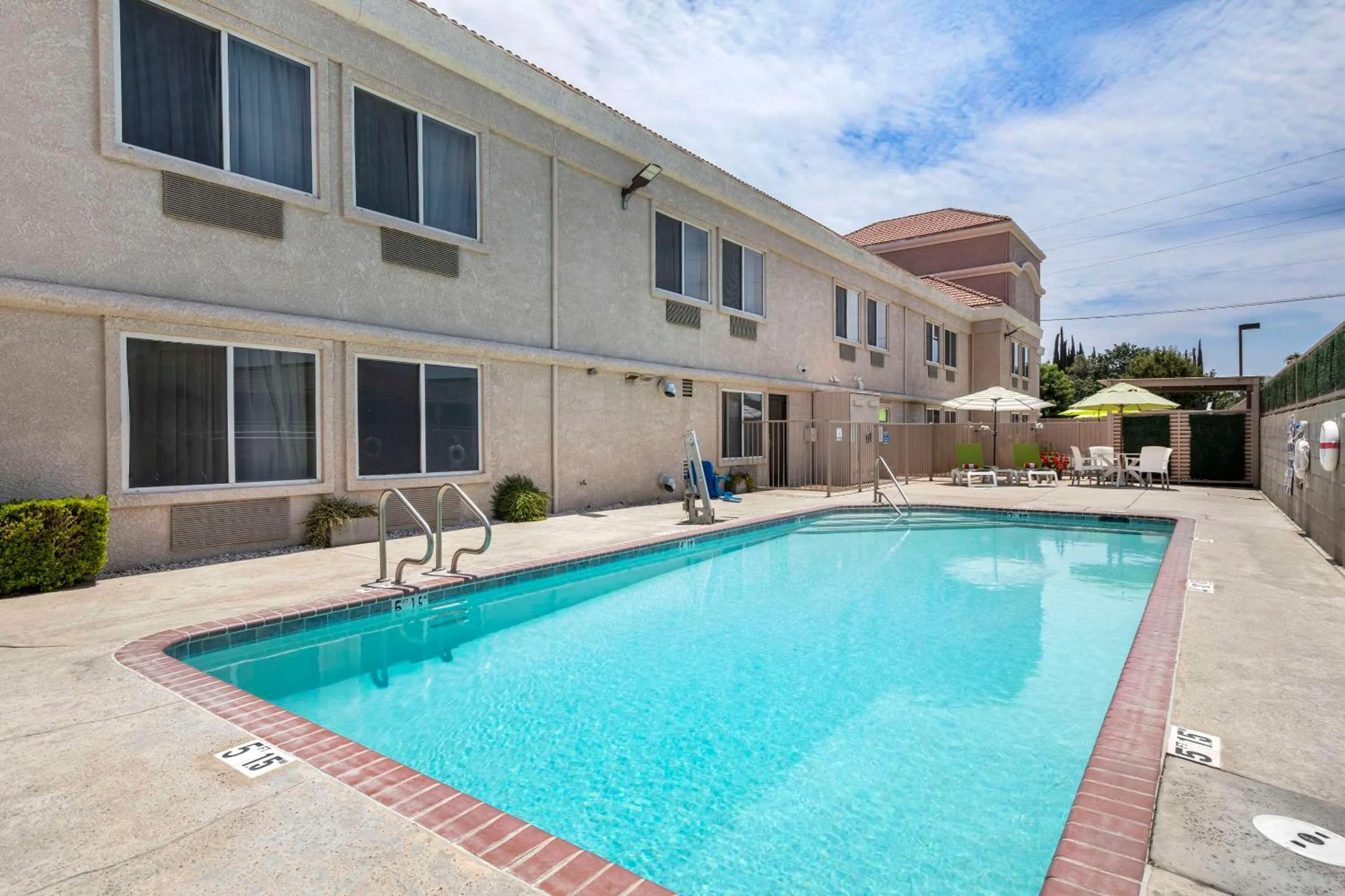 Swimming pool in Comfort Suites Tulare Sequoia Gateway