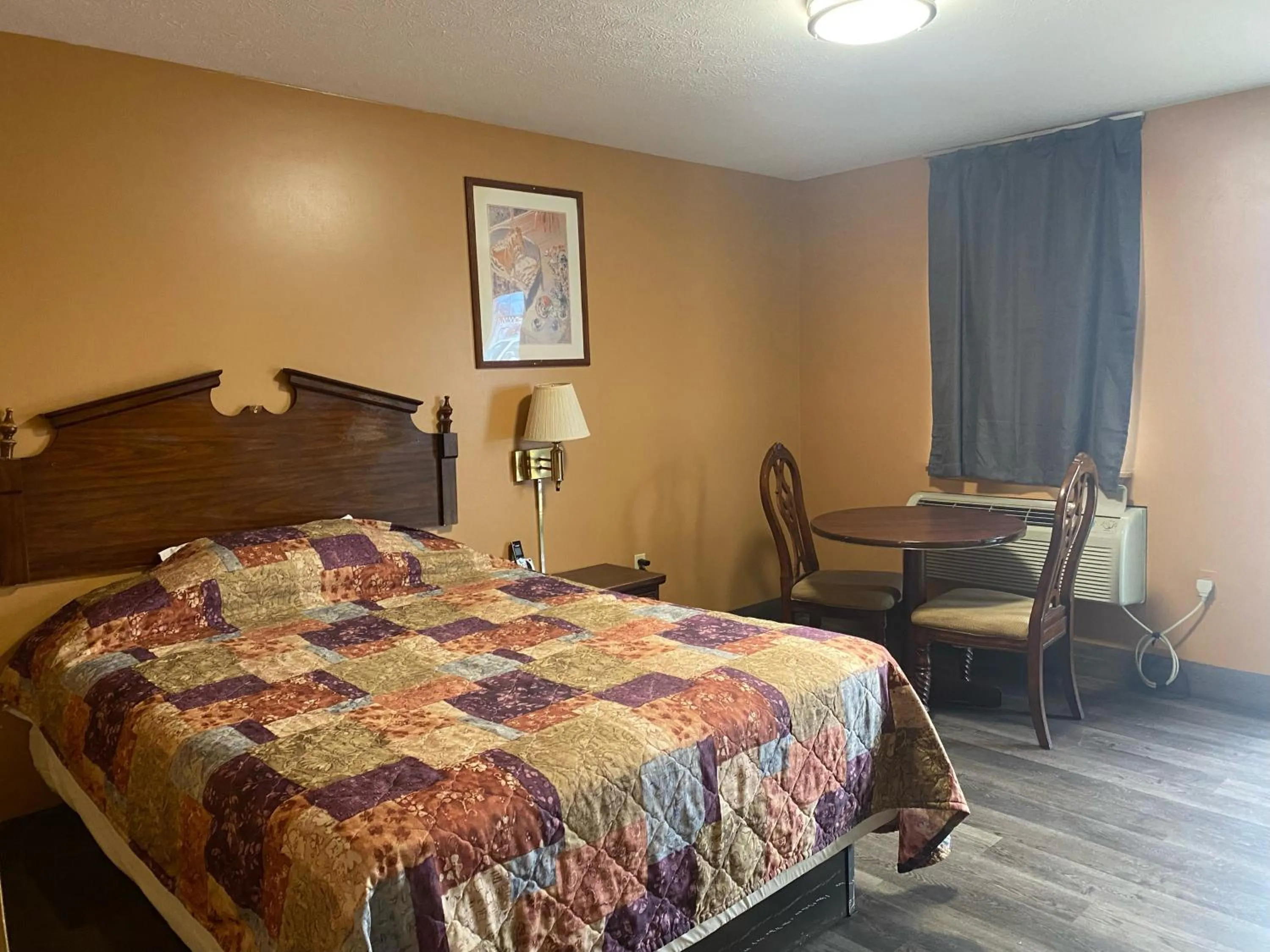 Bed in Hoosier Travel Lodge