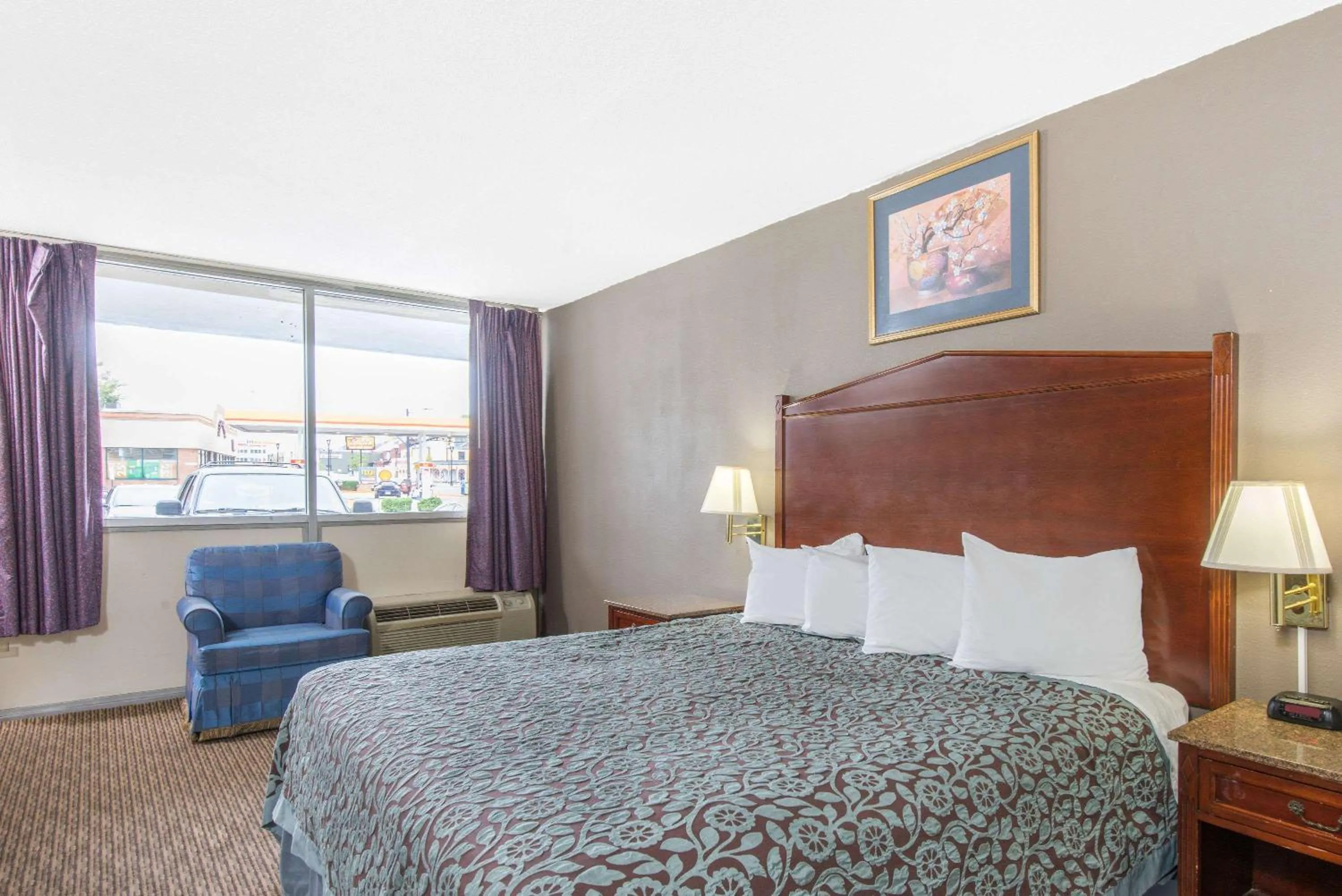 Photo of the whole room, Bed in Days Inn by Wyndham Arlington Pentagon