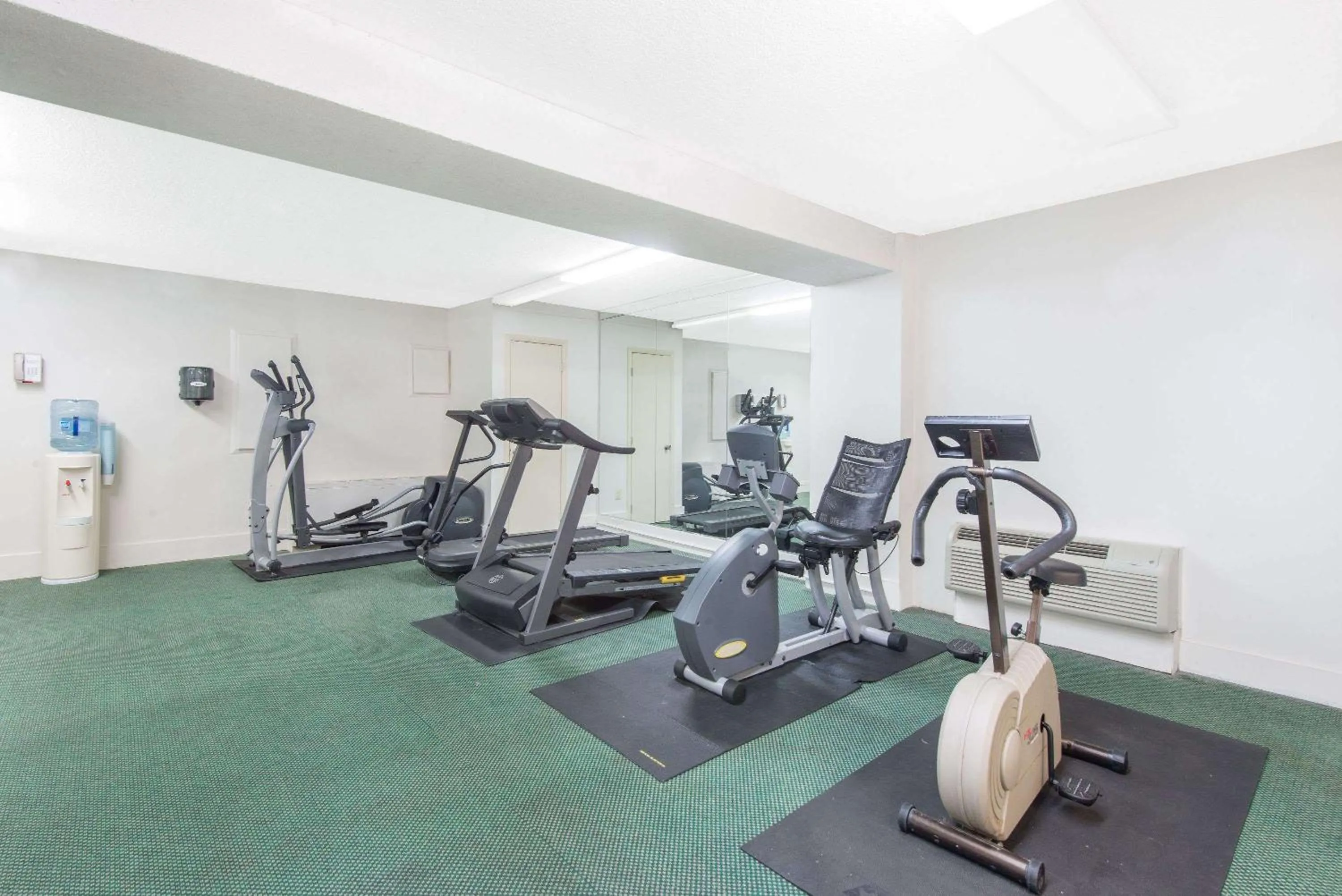 Fitness centre/facilities in Days Inn by Wyndham Arlington Pentagon