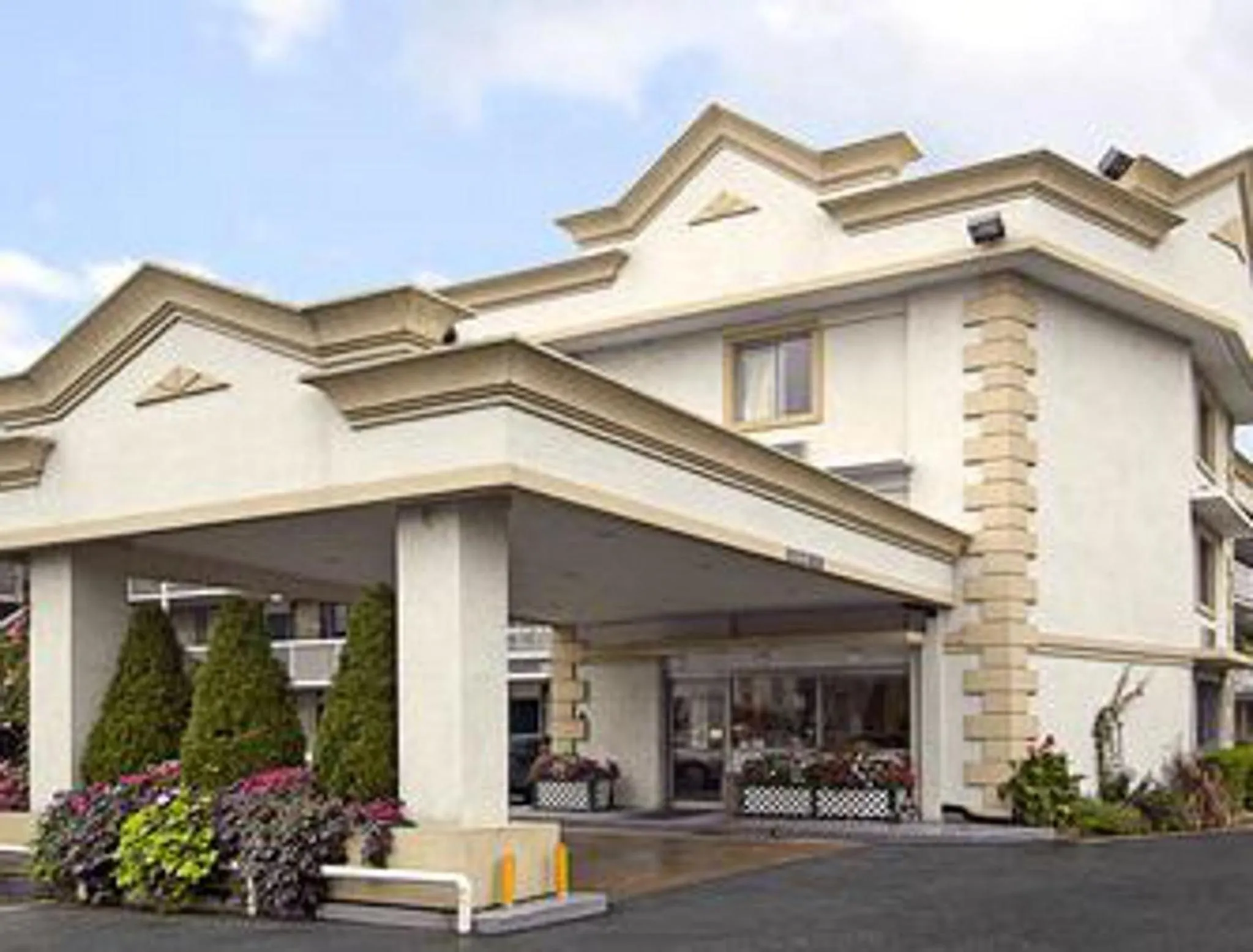 Facade/entrance in Days Inn by Wyndham Arlington Pentagon