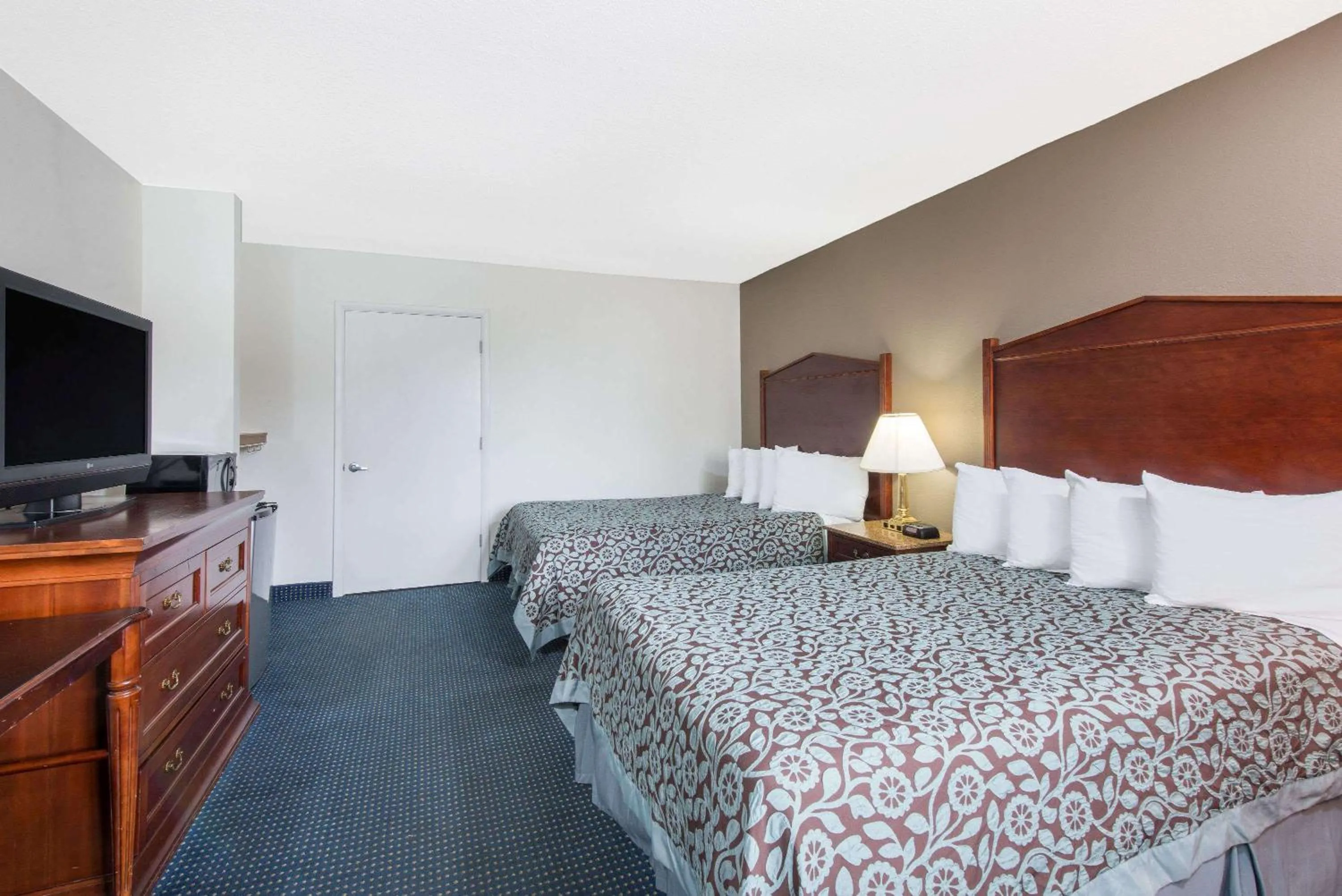 Photo of the whole room, Bed in Days Inn by Wyndham Arlington Pentagon