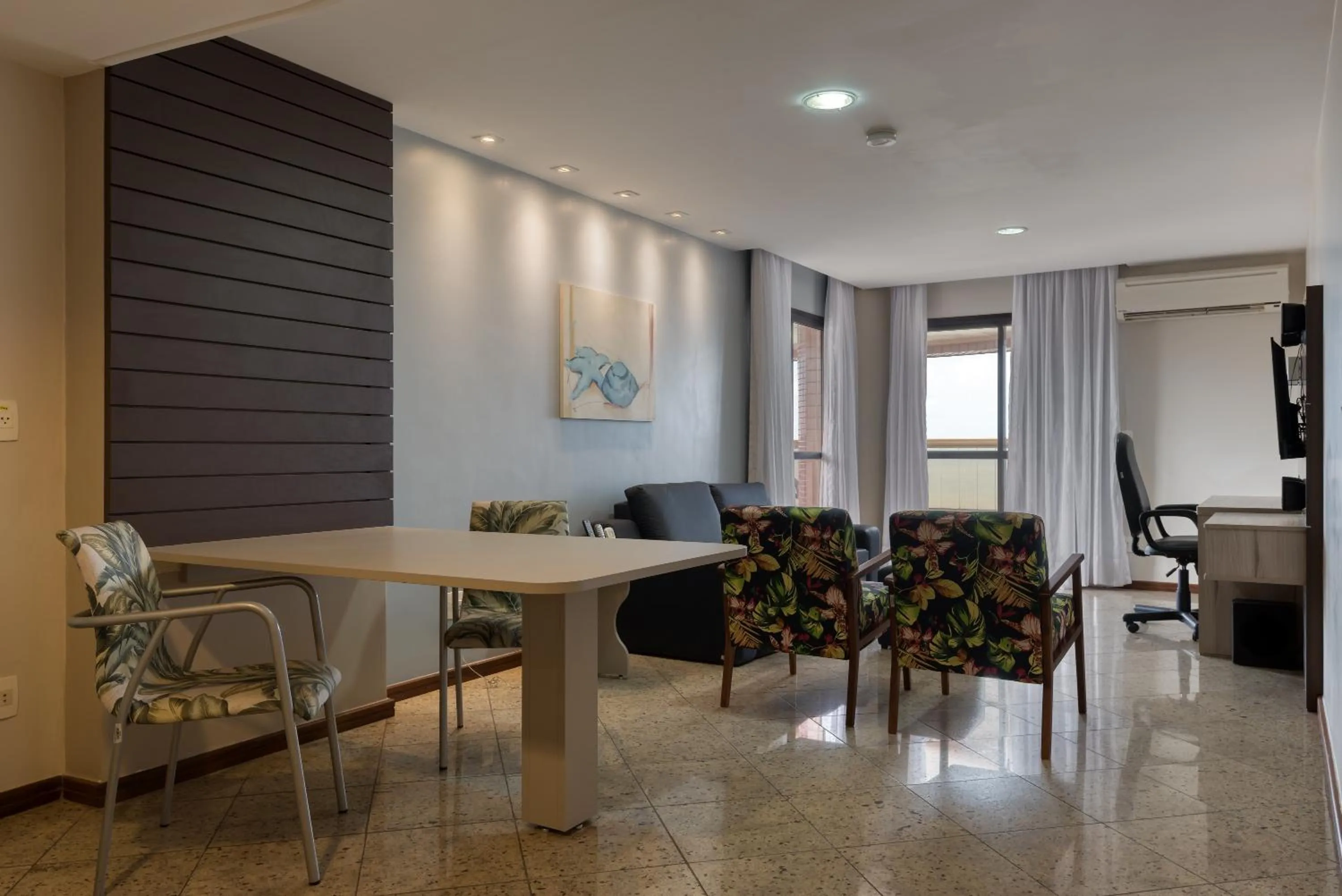 Communal lounge/ TV room in Quality Suites Vila Velha