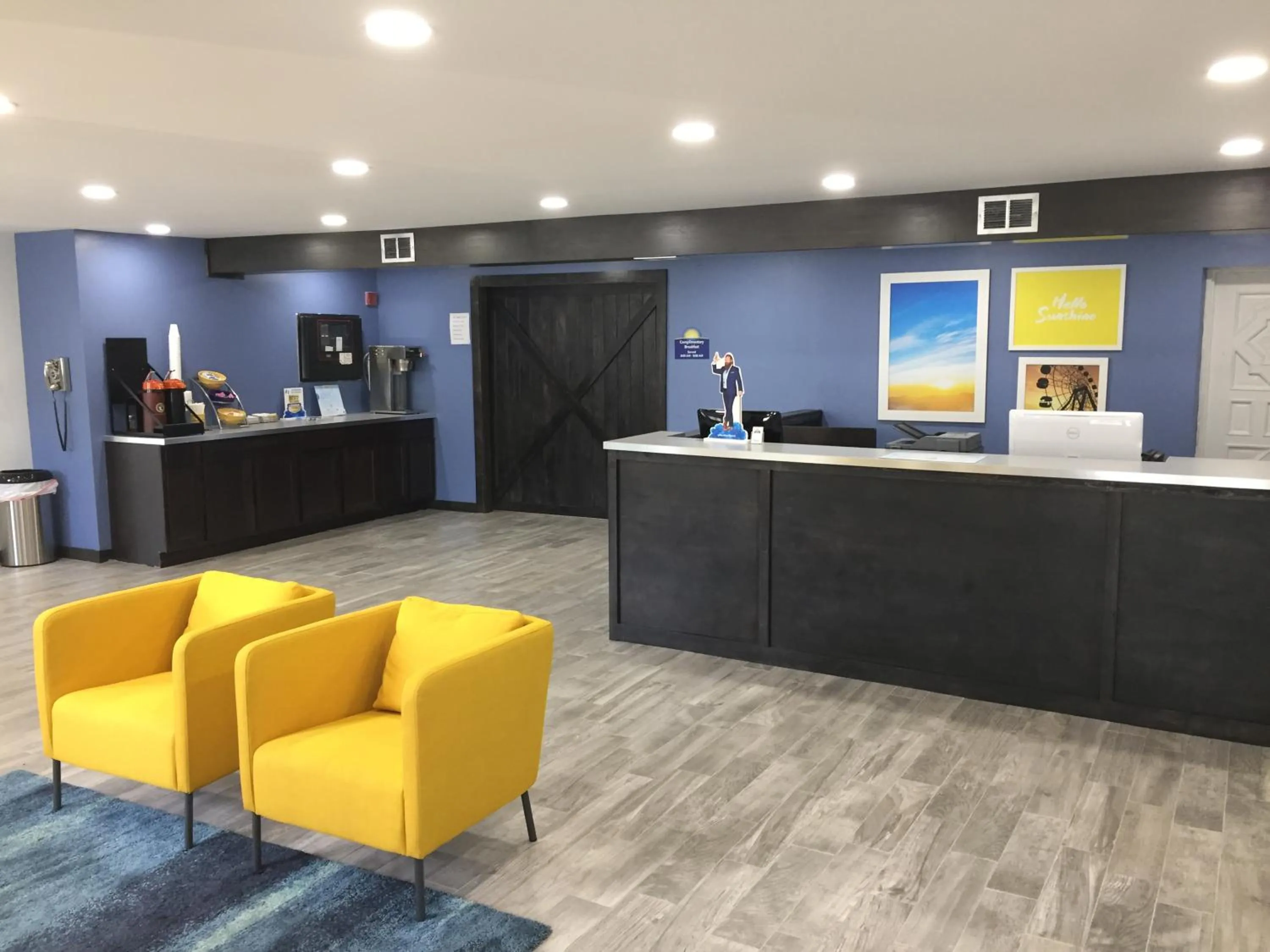 Lobby or reception in Days Inn & Suites by Wyndham Cincinnati North
