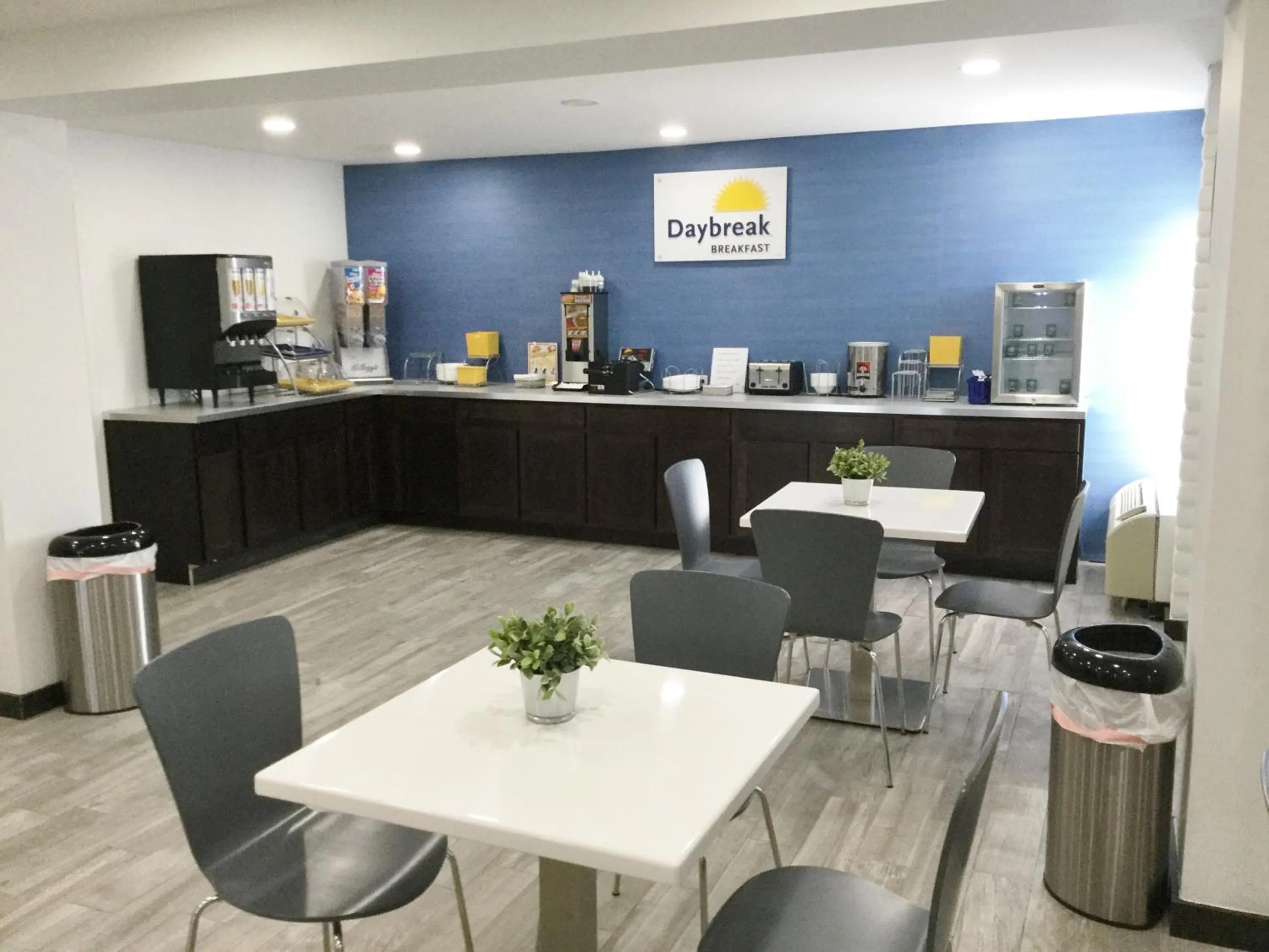 Dining area in Days Inn & Suites by Wyndham Cincinnati North