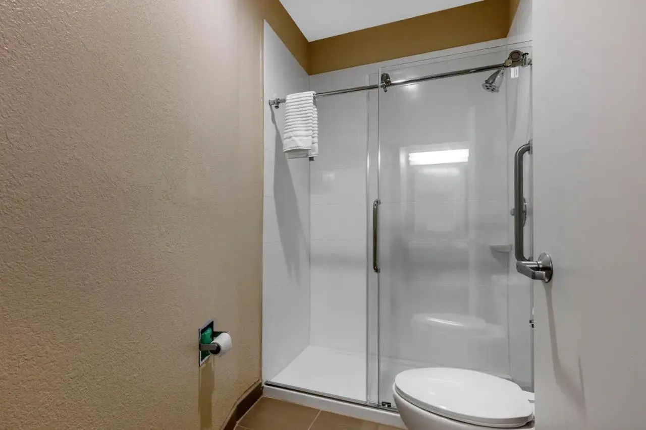 Shower in Comfort Inn & Suites Montgomery East Carmichael Rd