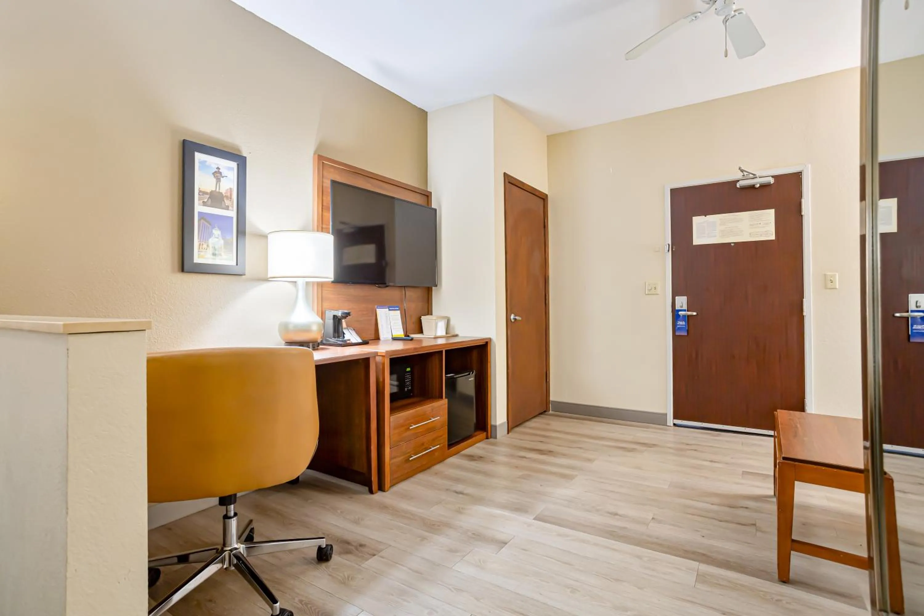 TV and multimedia in Comfort Inn & Suites Montgomery East Carmichael Rd