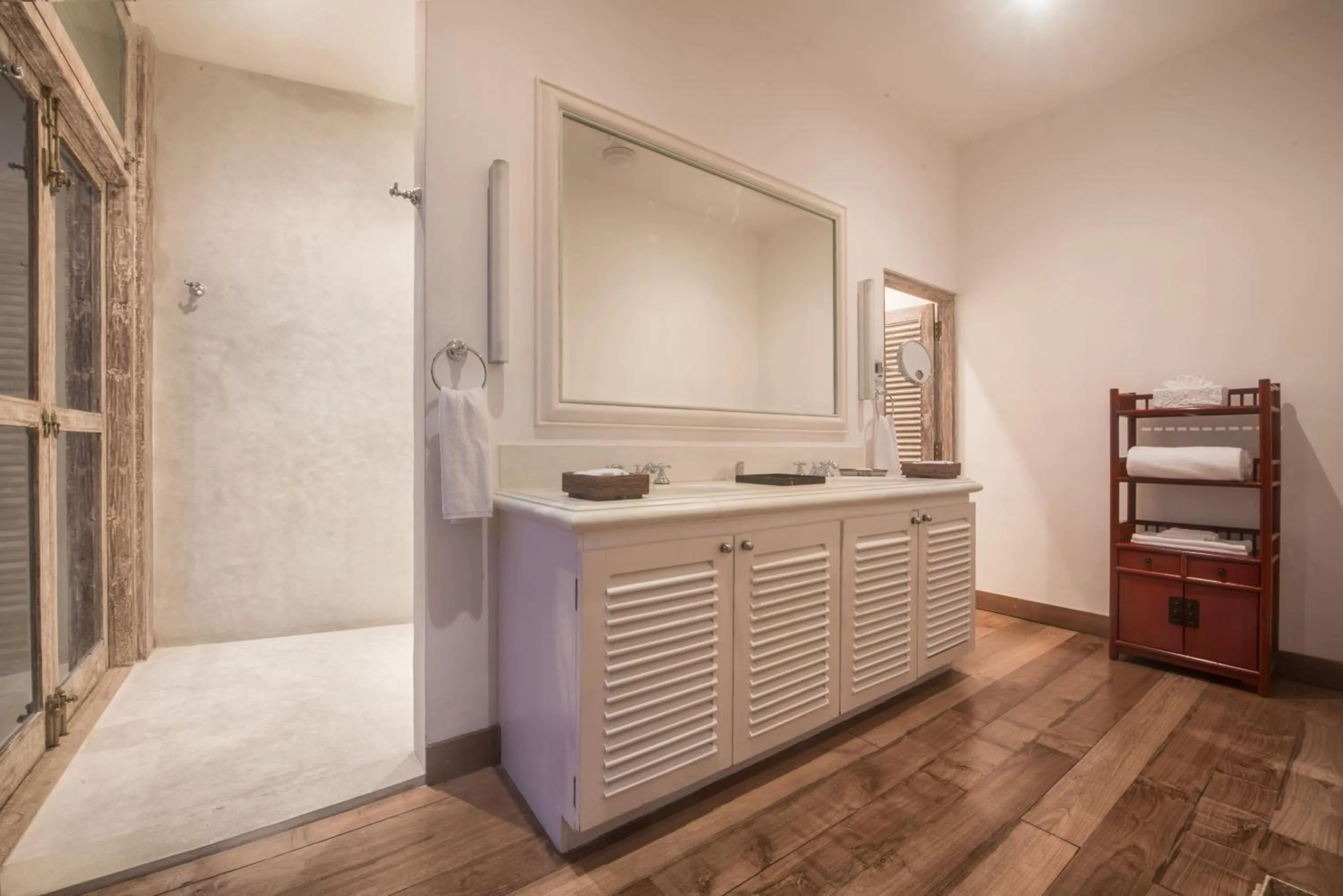 Bathroom in 20 Middle Street