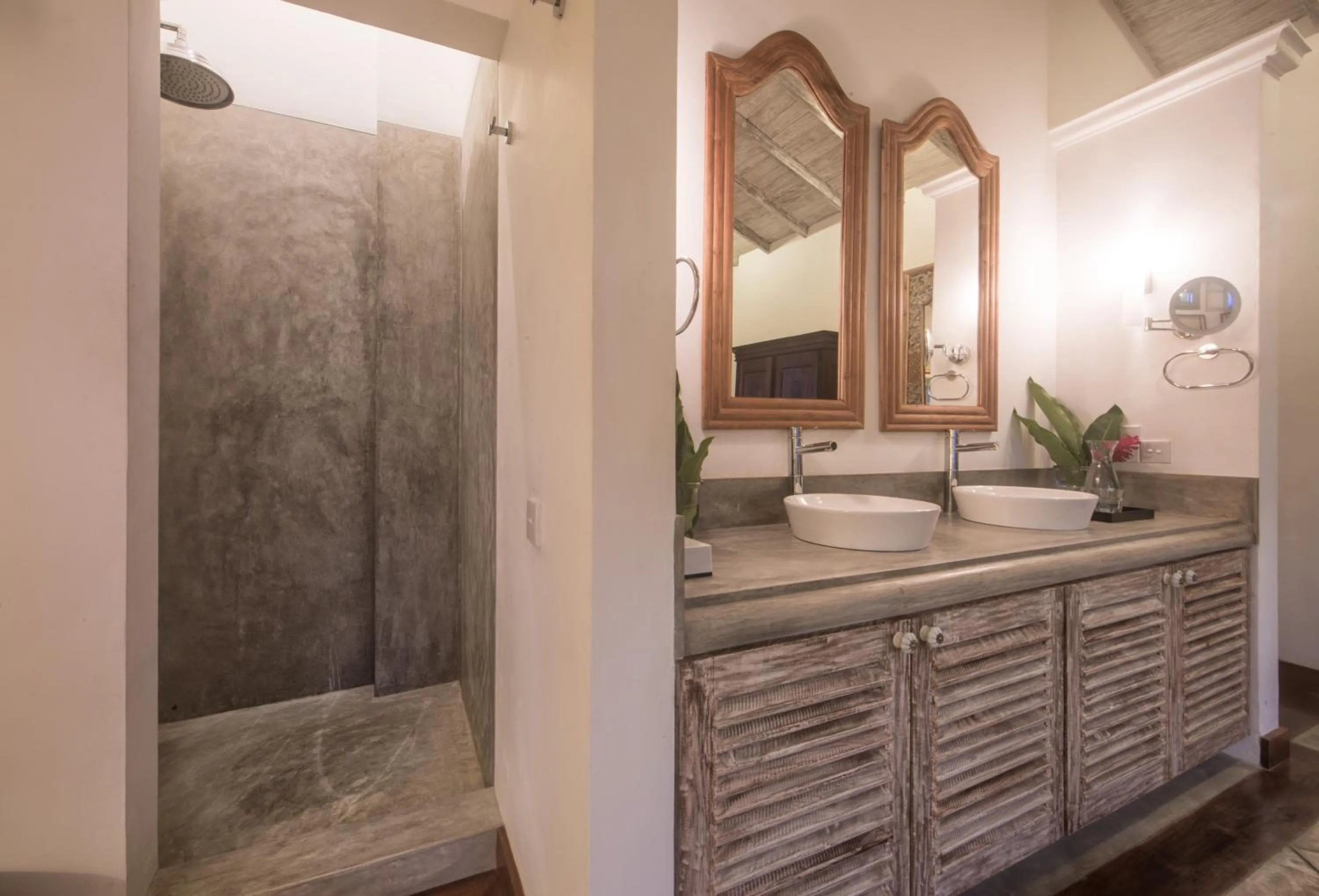 Bathroom in 20 Middle Street