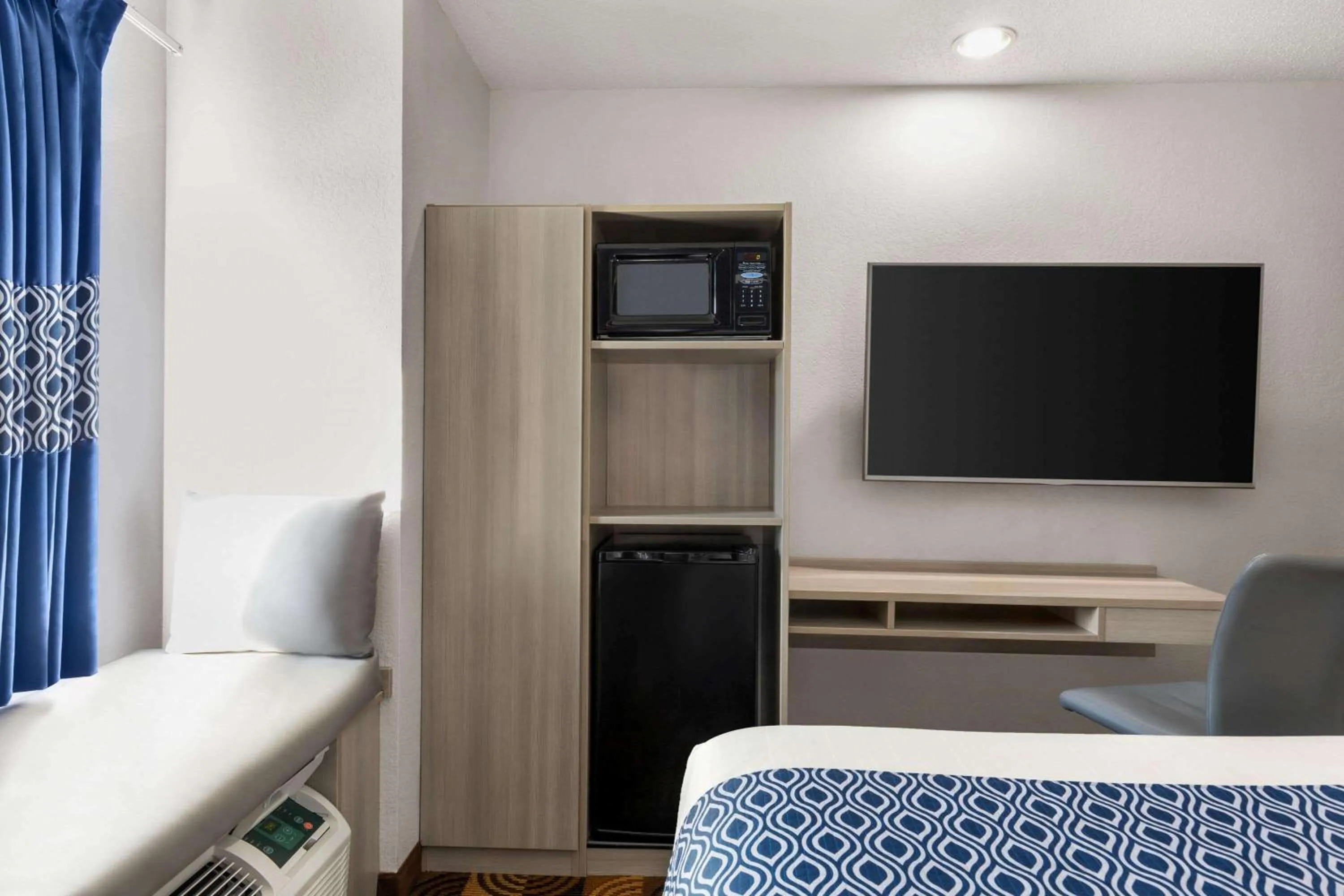 Photo of the whole room, Bed in Microtel Inn & Suites Lincoln