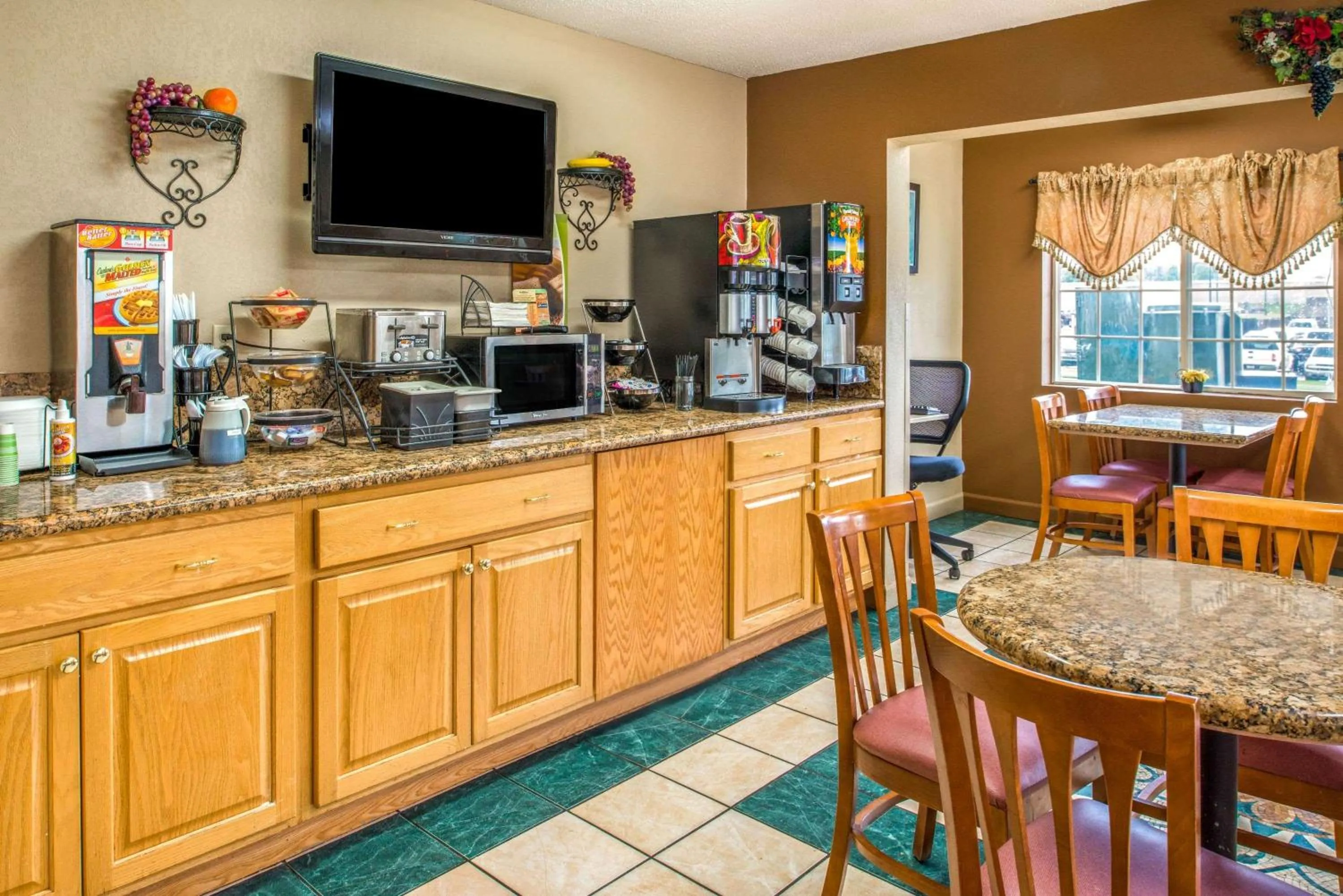 Restaurant/places to eat in Microtel Inn & Suites Lincoln