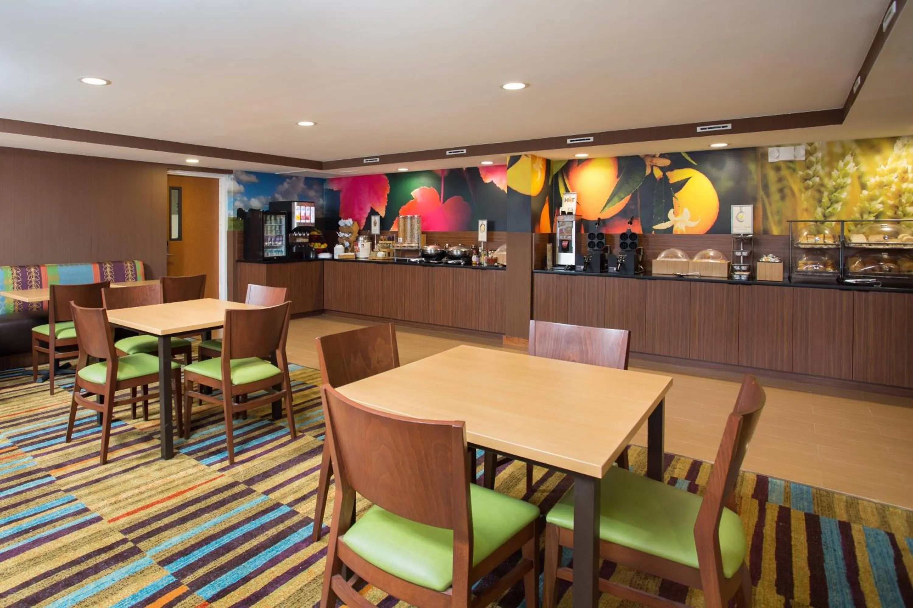Restaurant/places to eat in Fairfield Inn Manchester - Boston Regional Airport