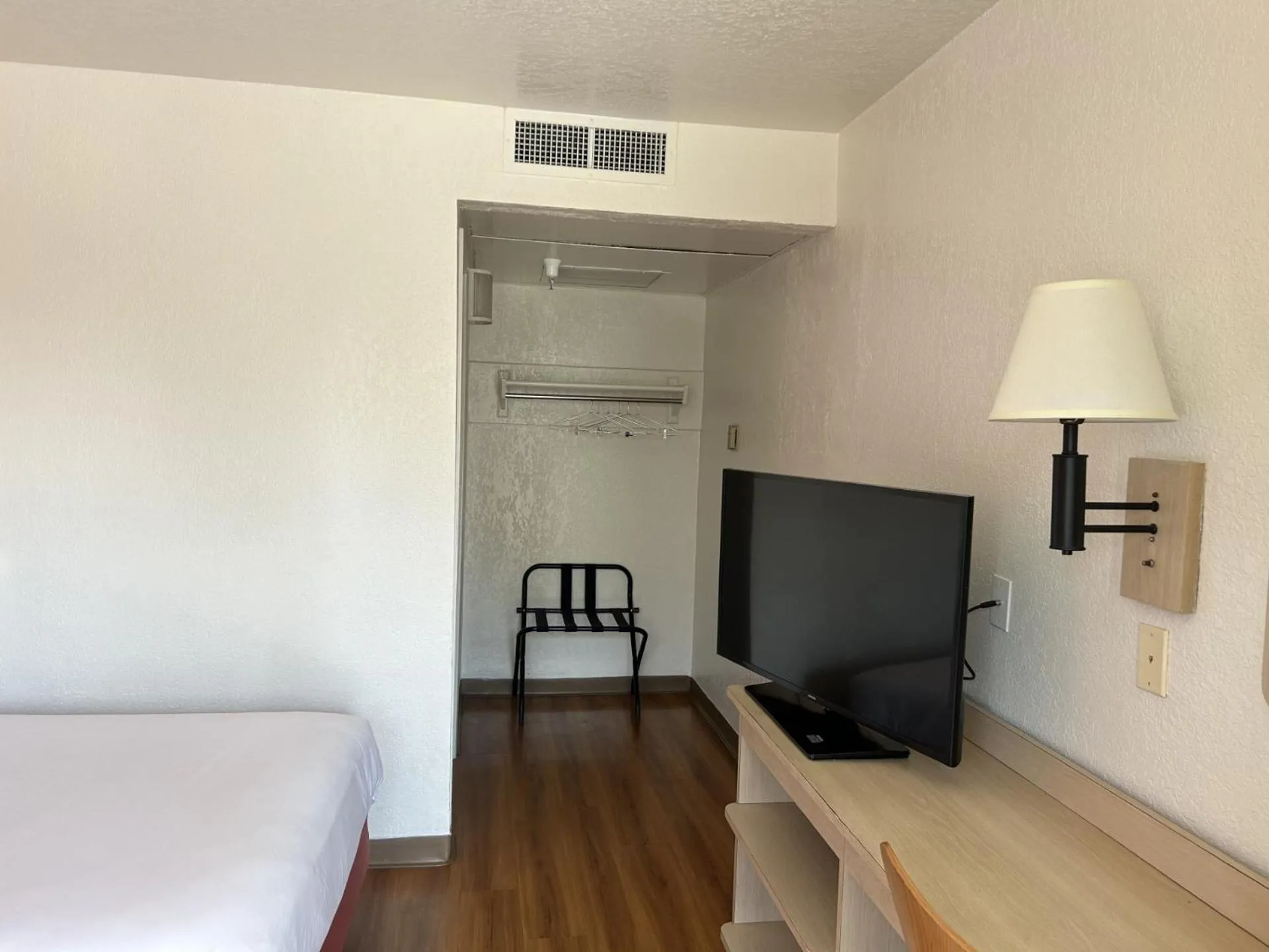 TV and multimedia, Bed in Motel 6-Stanton, CA- Anaheim West