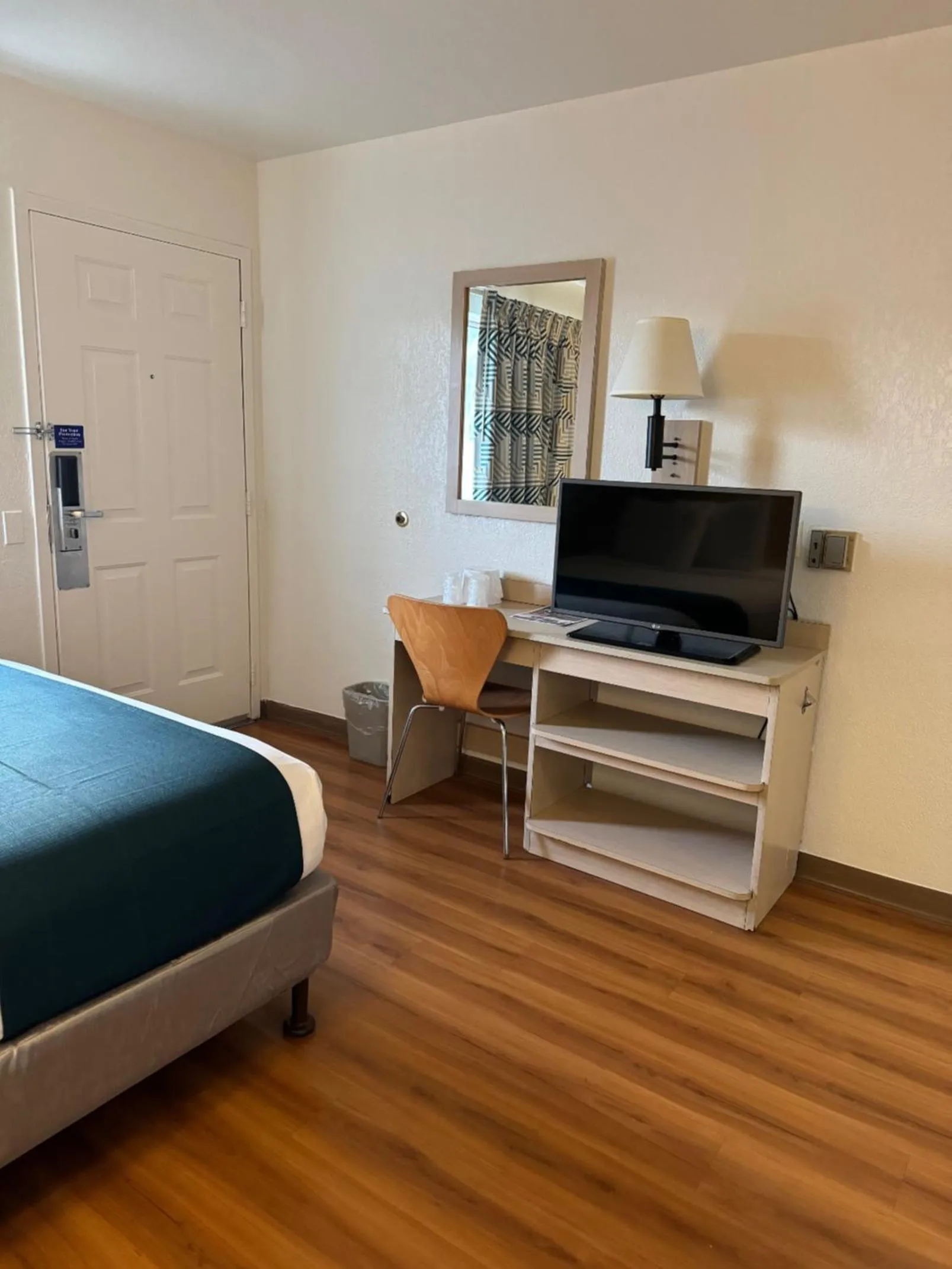 TV and multimedia, Bed in Motel 6-Stanton, CA- Anaheim West