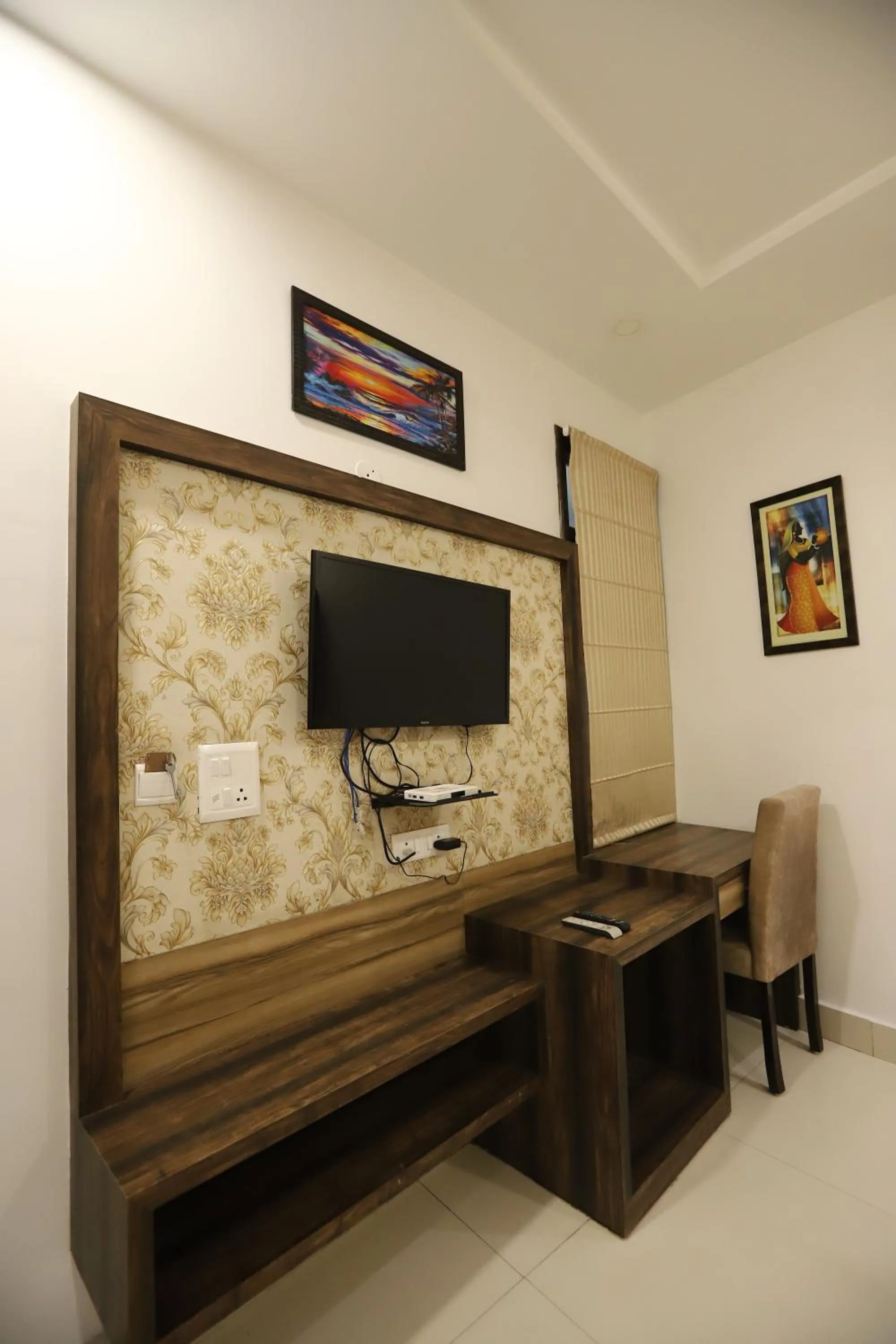 TV and multimedia in Hotel Malhotra inn 50 Meter from Golden Temple
