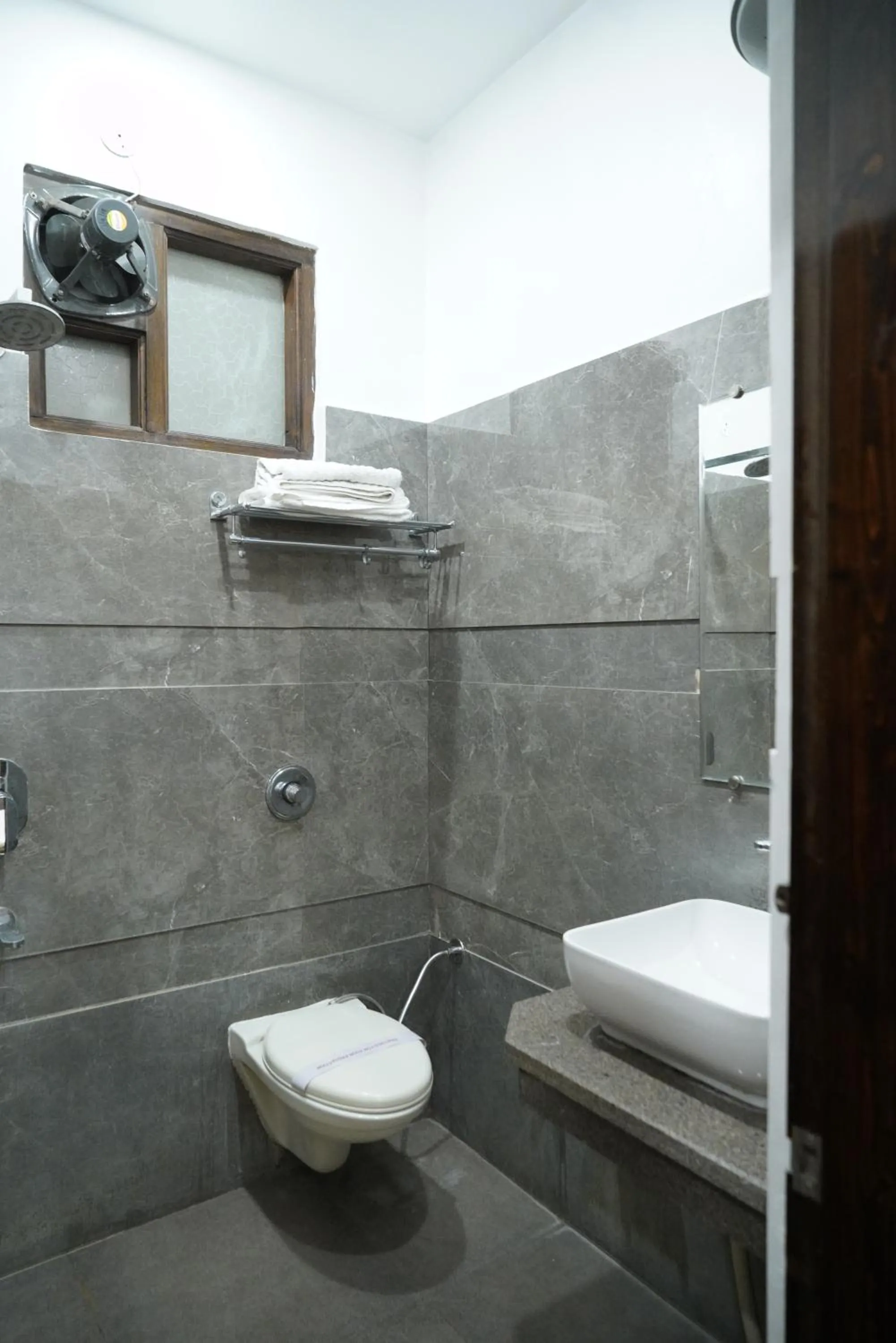 Bathroom in Hotel Malhotra inn 50 Meter from Golden Temple