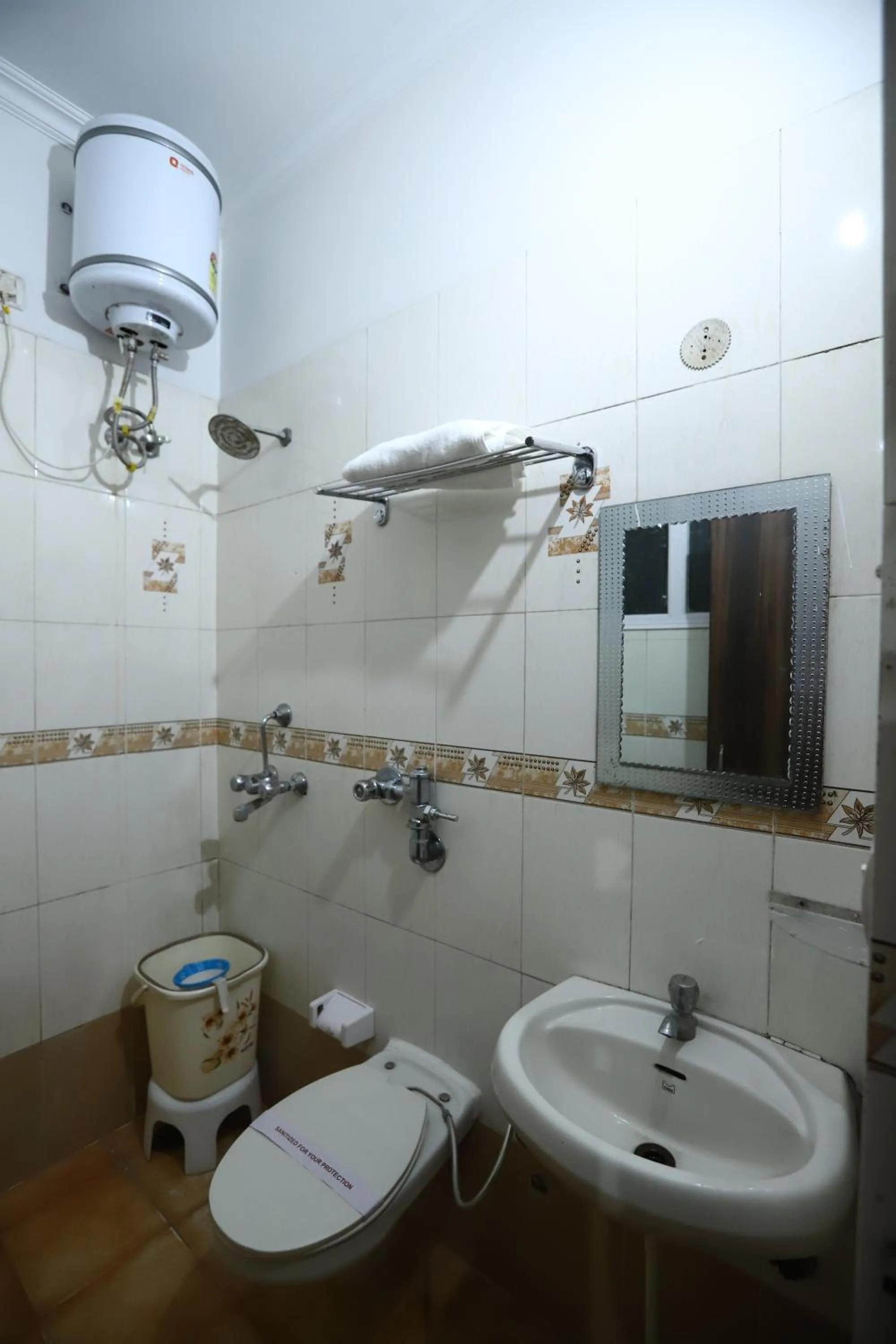 Bathroom in Hotel Malhotra inn 50 Meter from Golden Temple