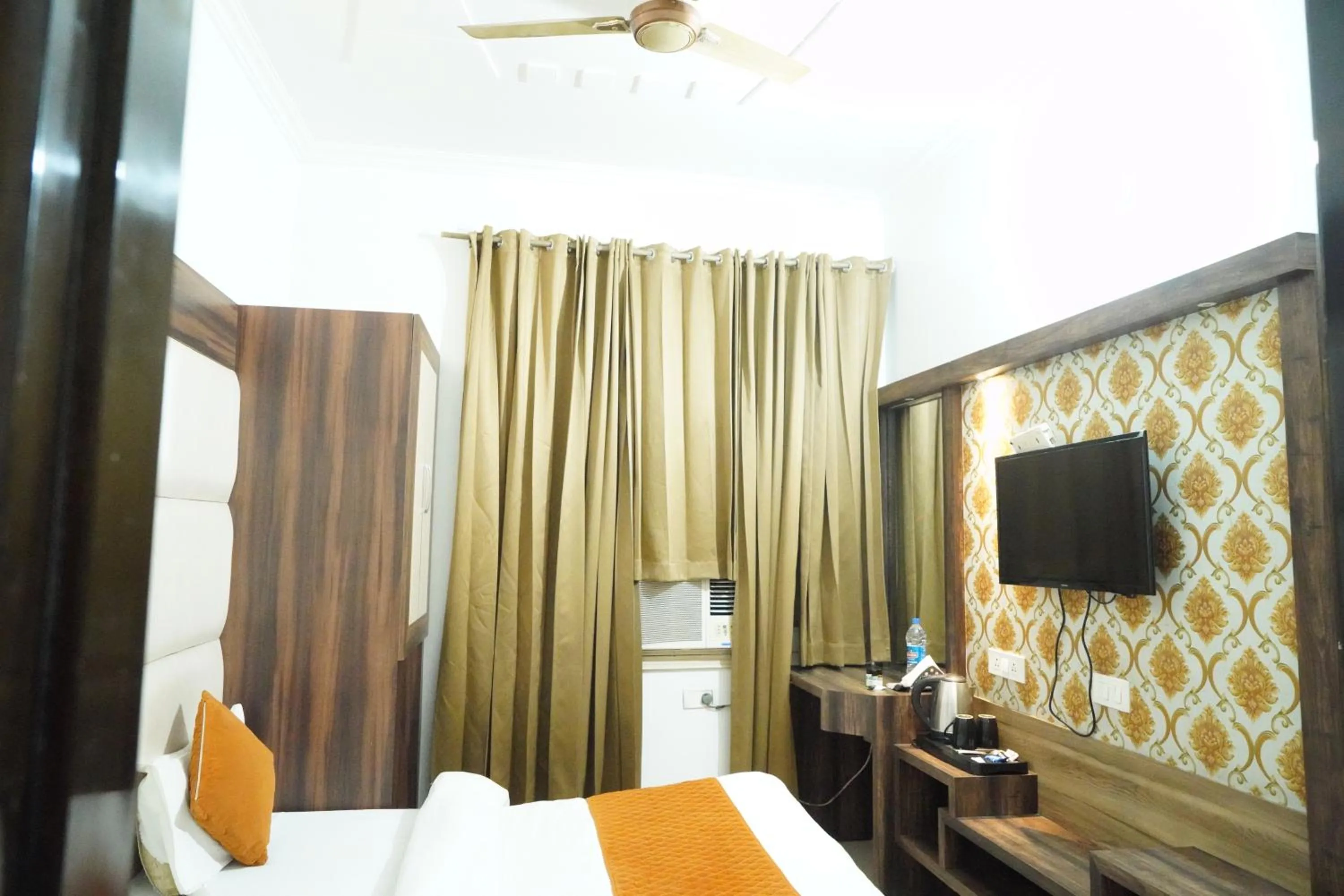 Bedroom, Bed in Hotel Malhotra inn 50 Meter from Golden Temple