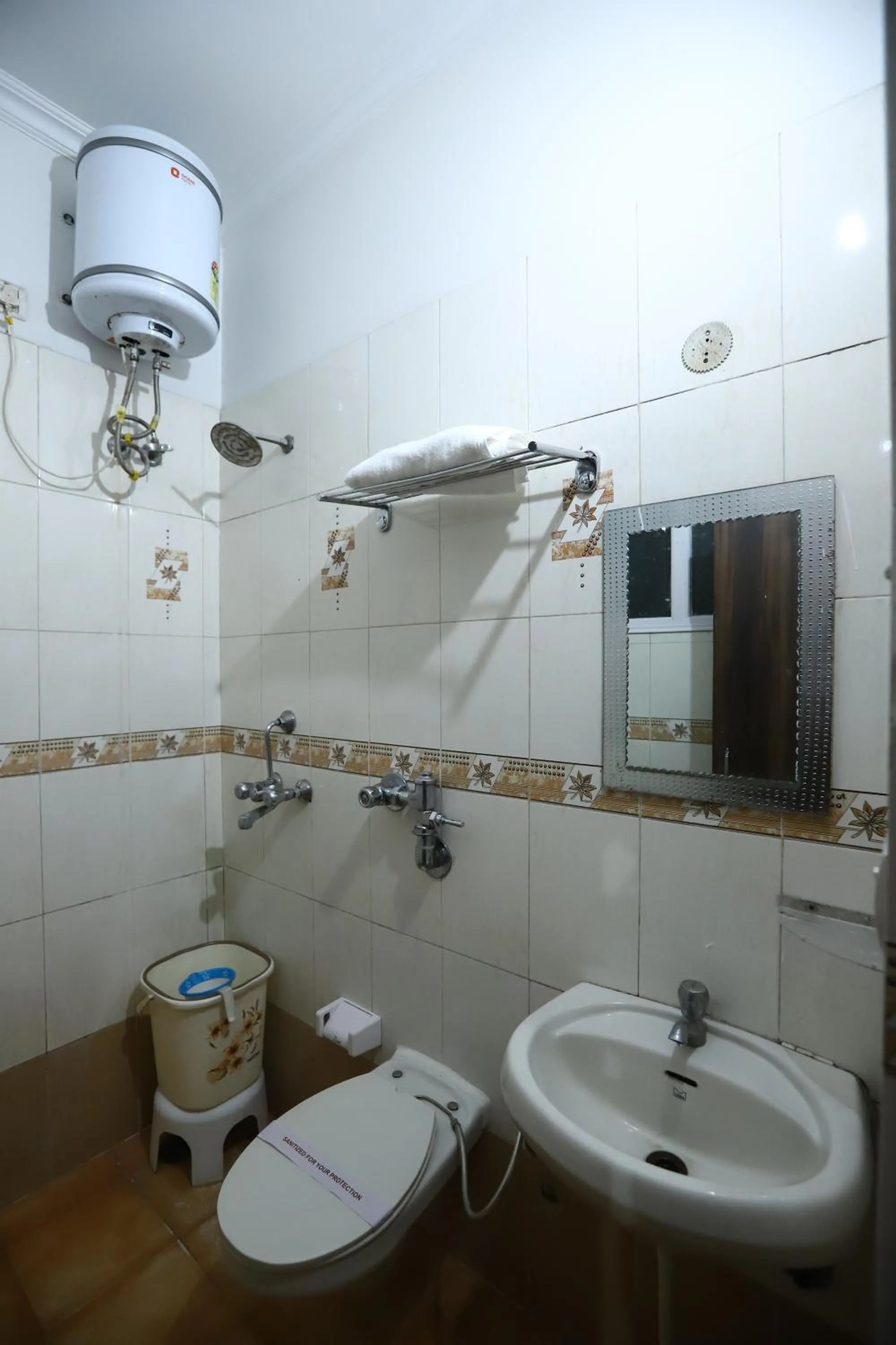 Bathroom in Hotel Malhotra inn 50 Meter from Golden Temple