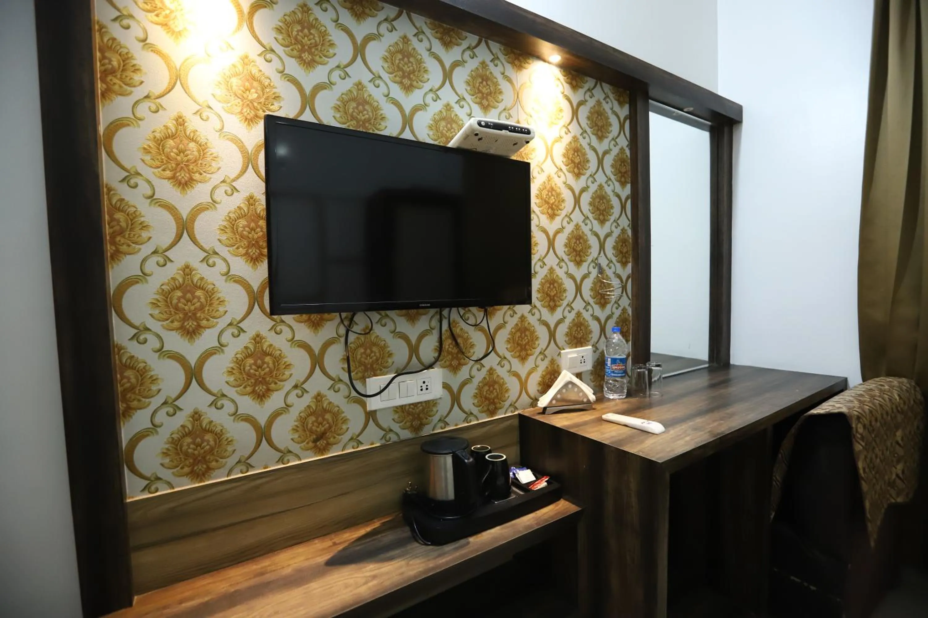 TV and multimedia in Hotel Malhotra inn 50 Meter from Golden Temple