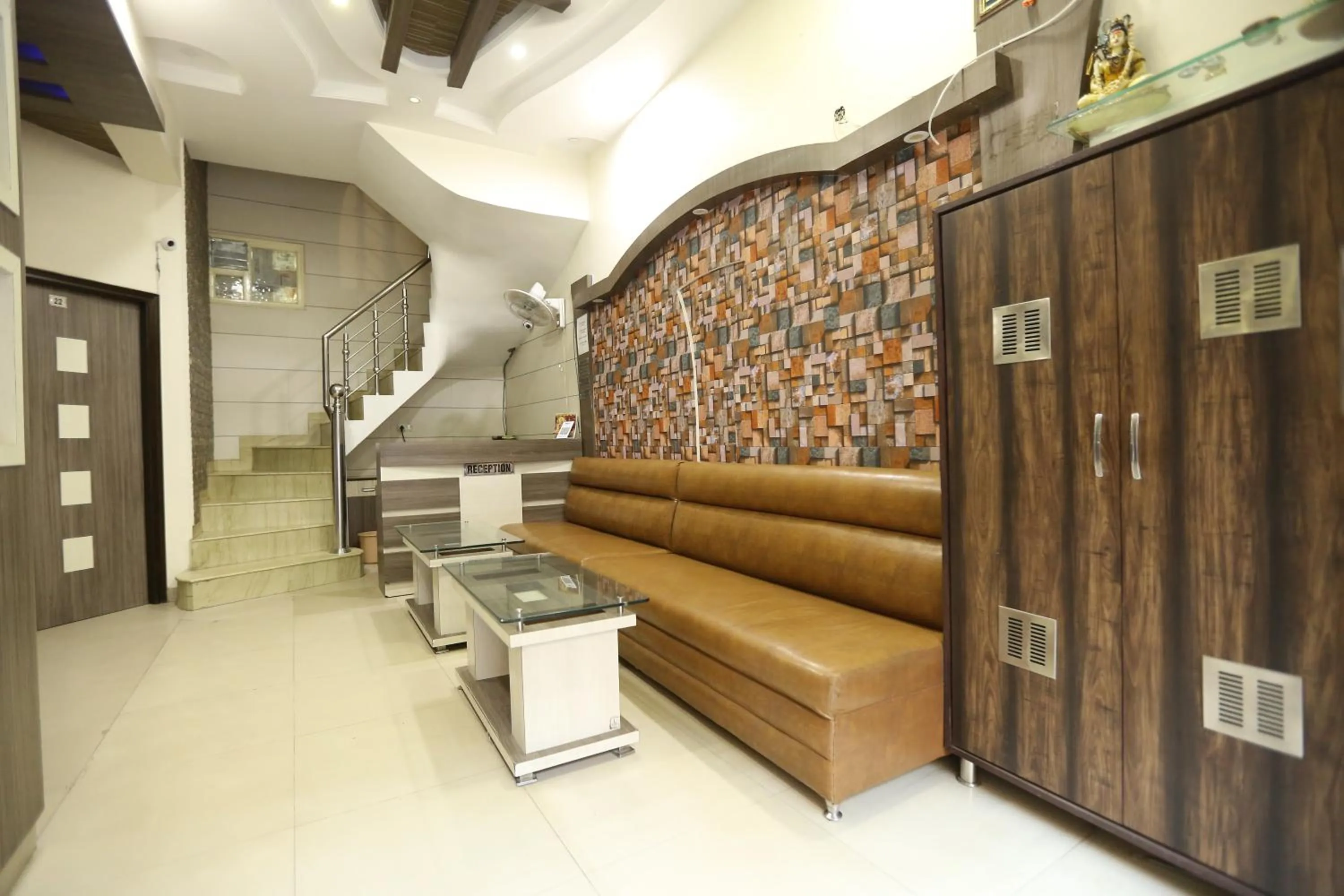 Living room in Hotel Malhotra inn 50 Meter from Golden Temple