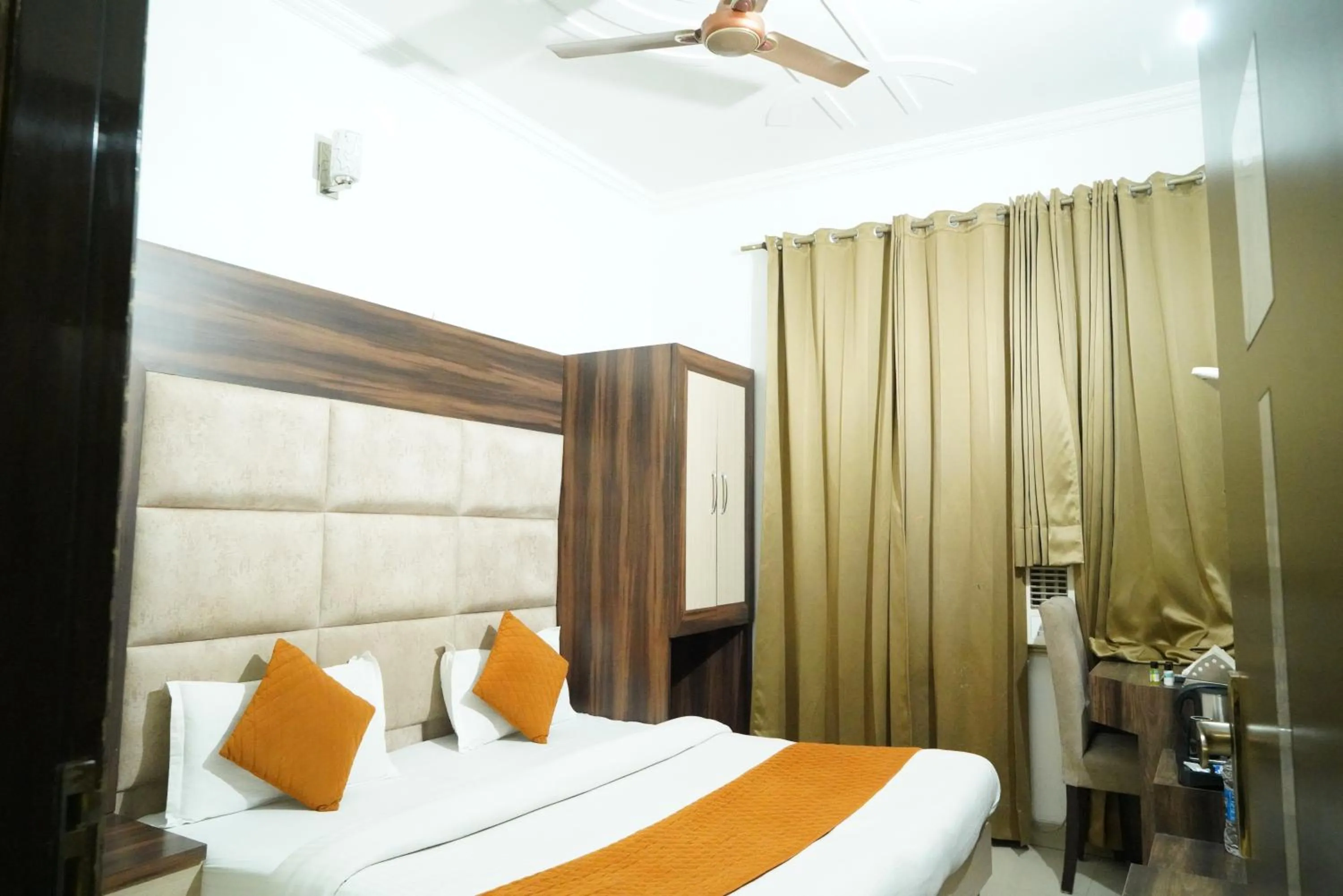 Bedroom, Bed in Hotel Malhotra inn 50 Meter from Golden Temple