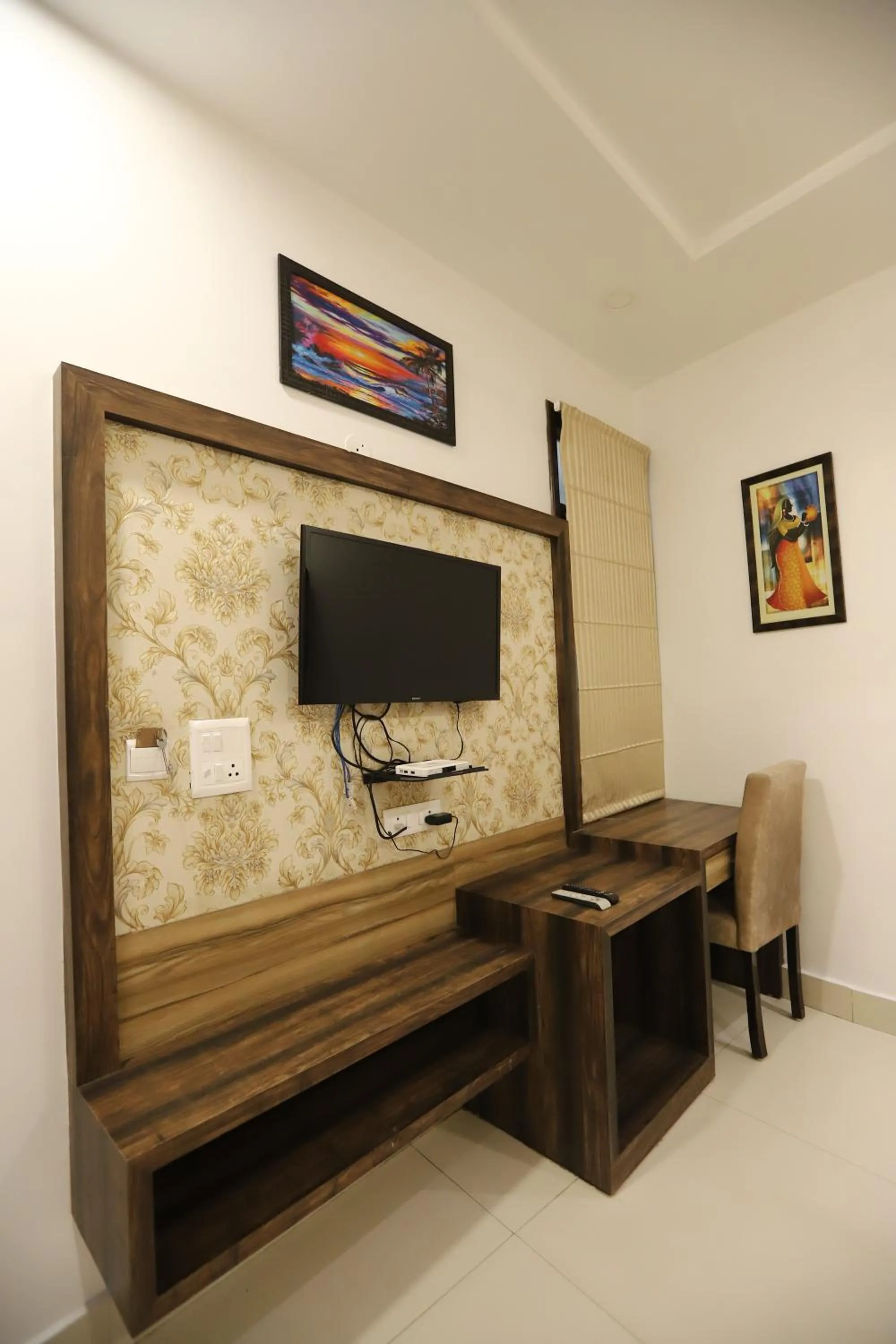 TV and multimedia in Hotel Malhotra inn 50 Meter from Golden Temple