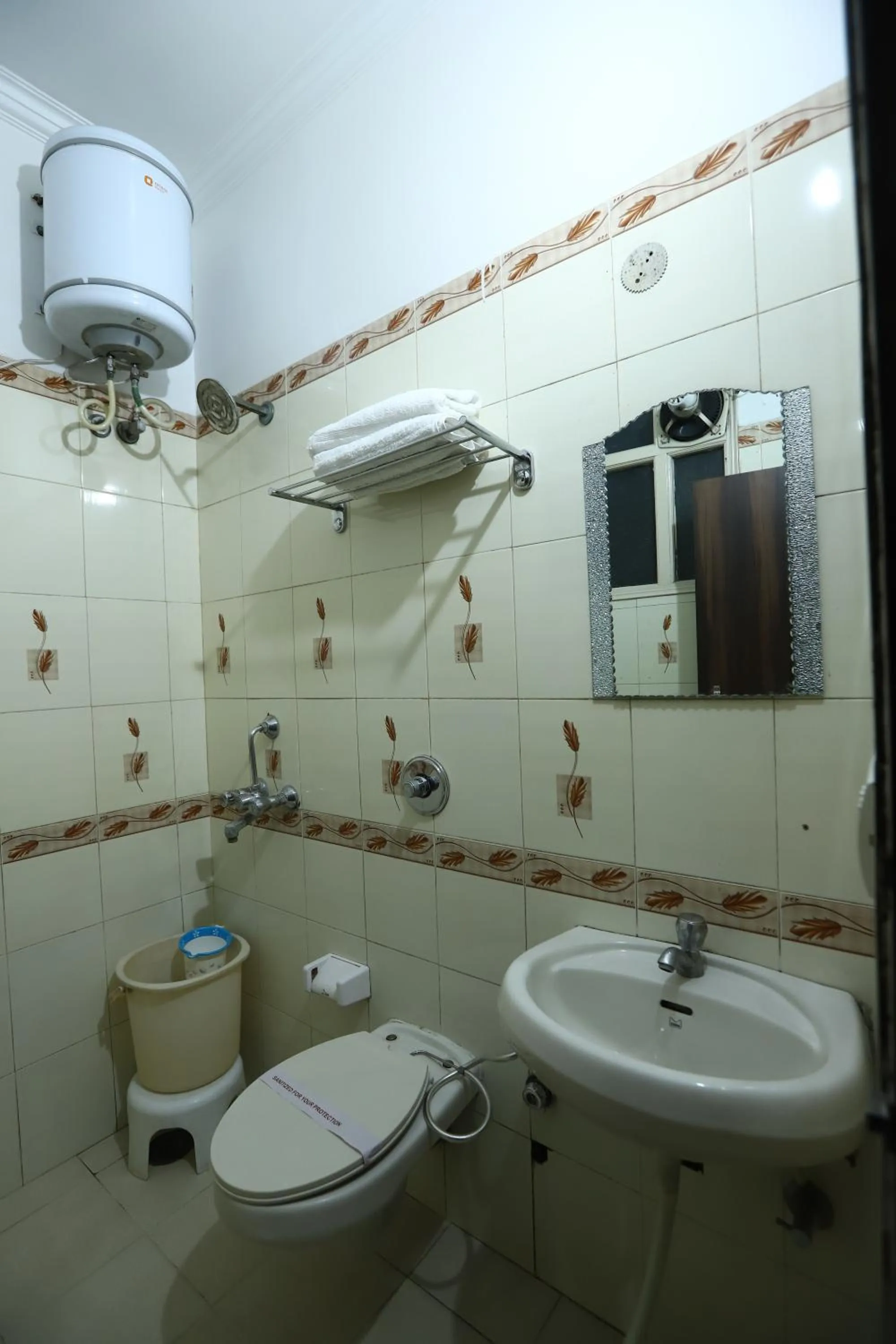 Bathroom in Hotel Malhotra inn 50 Meter from Golden Temple