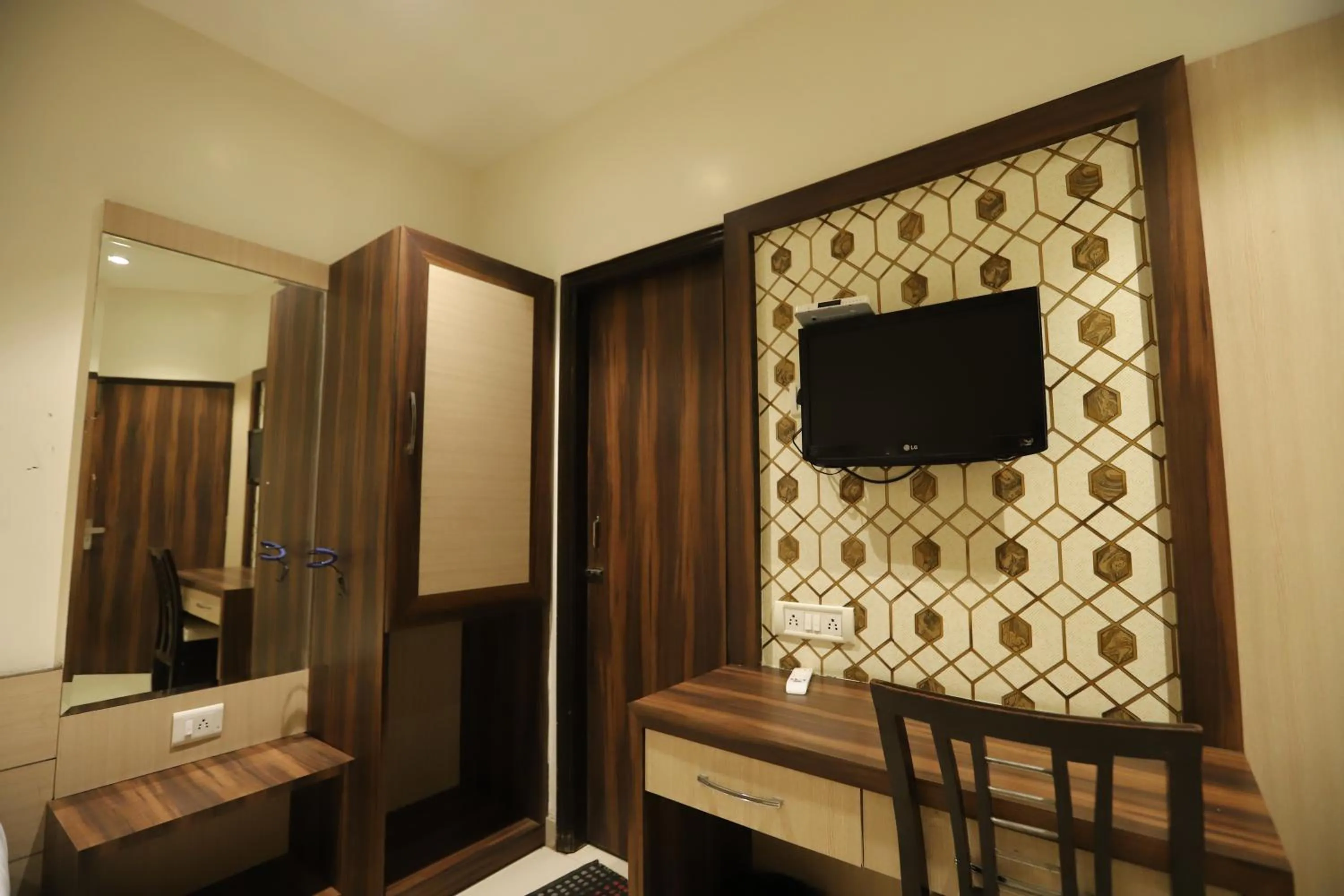 hair dresser in Hotel Malhotra inn 50 Meter from Golden Temple