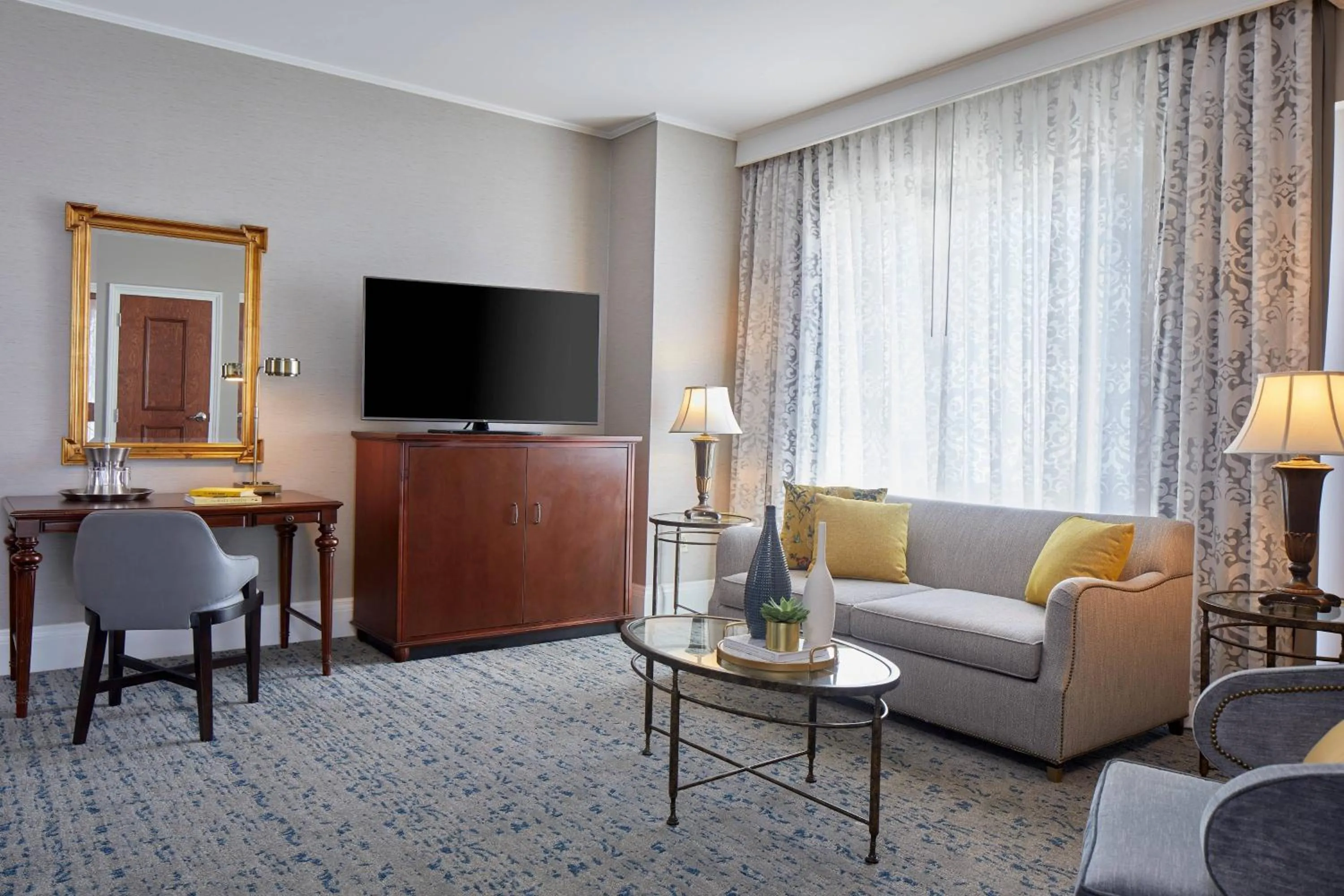 Living room in The Battle House Renaissance Mobile Hotel & Spa