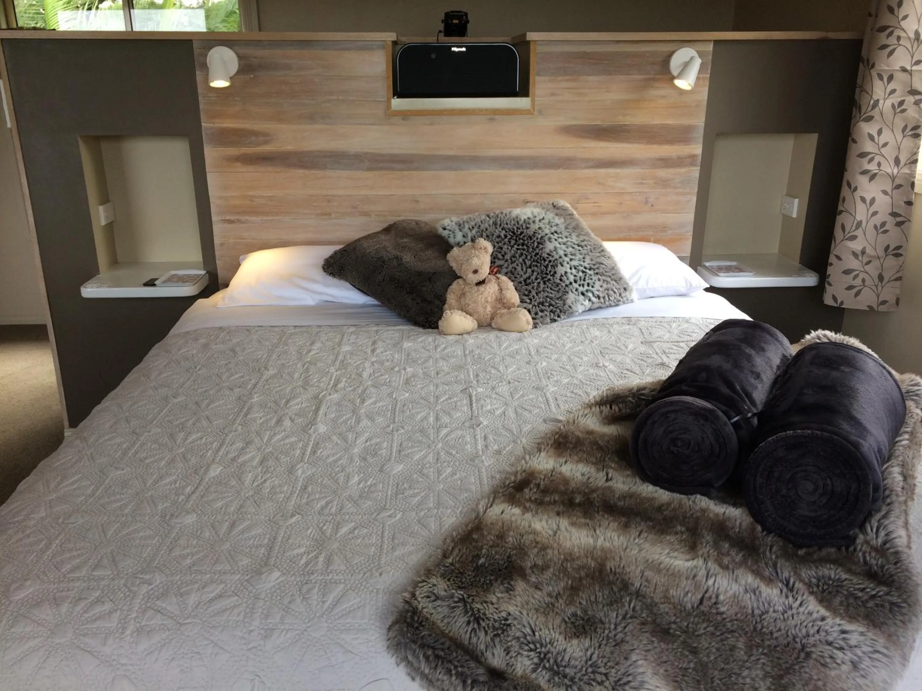 Bedroom, Bed in Maleny Luxury Cottages