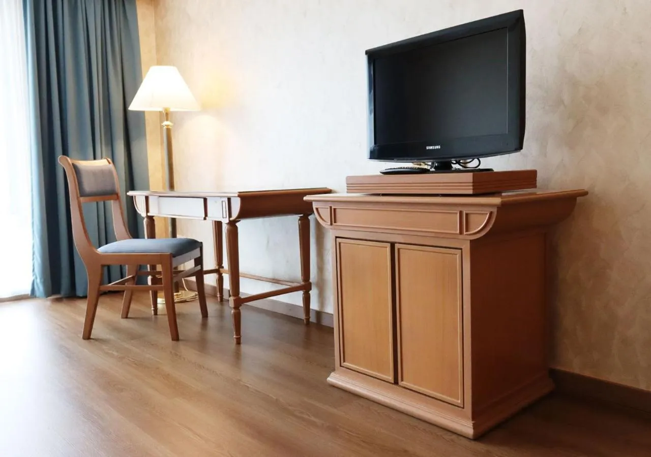 Communal lounge/ TV room in Grand Palace Hotel