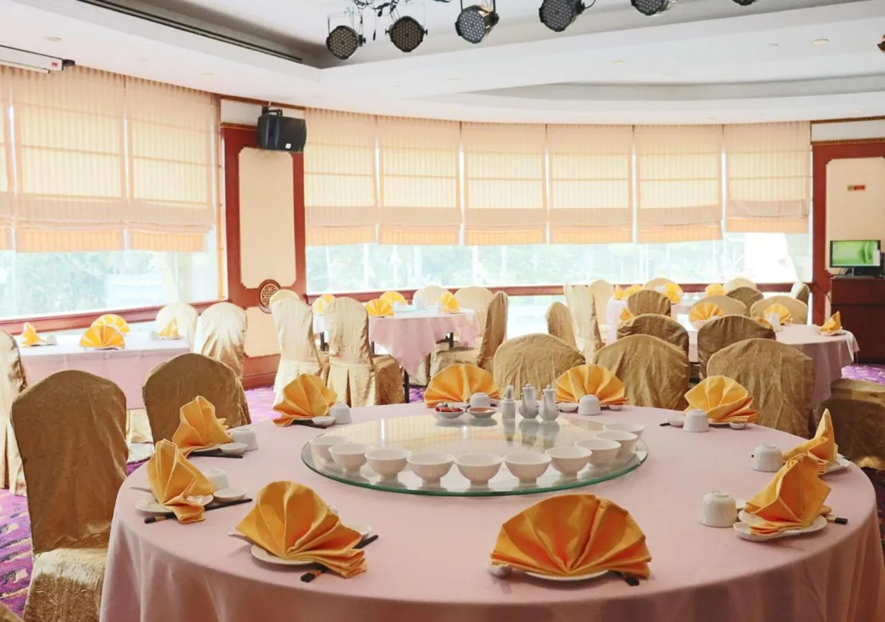 Restaurant/places to eat in Grand Palace Hotel