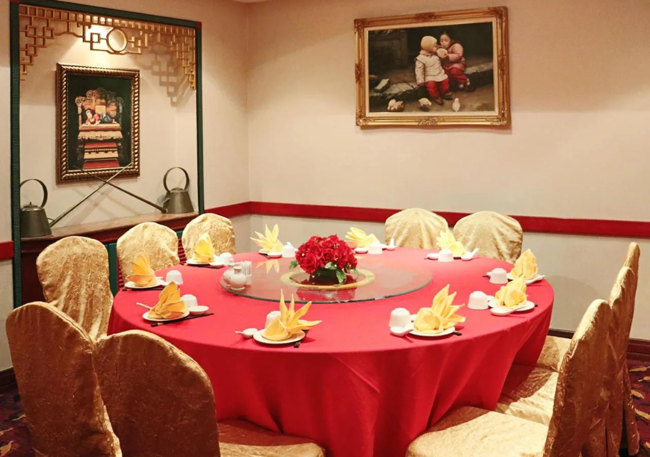 Restaurant/places to eat in Grand Palace Hotel