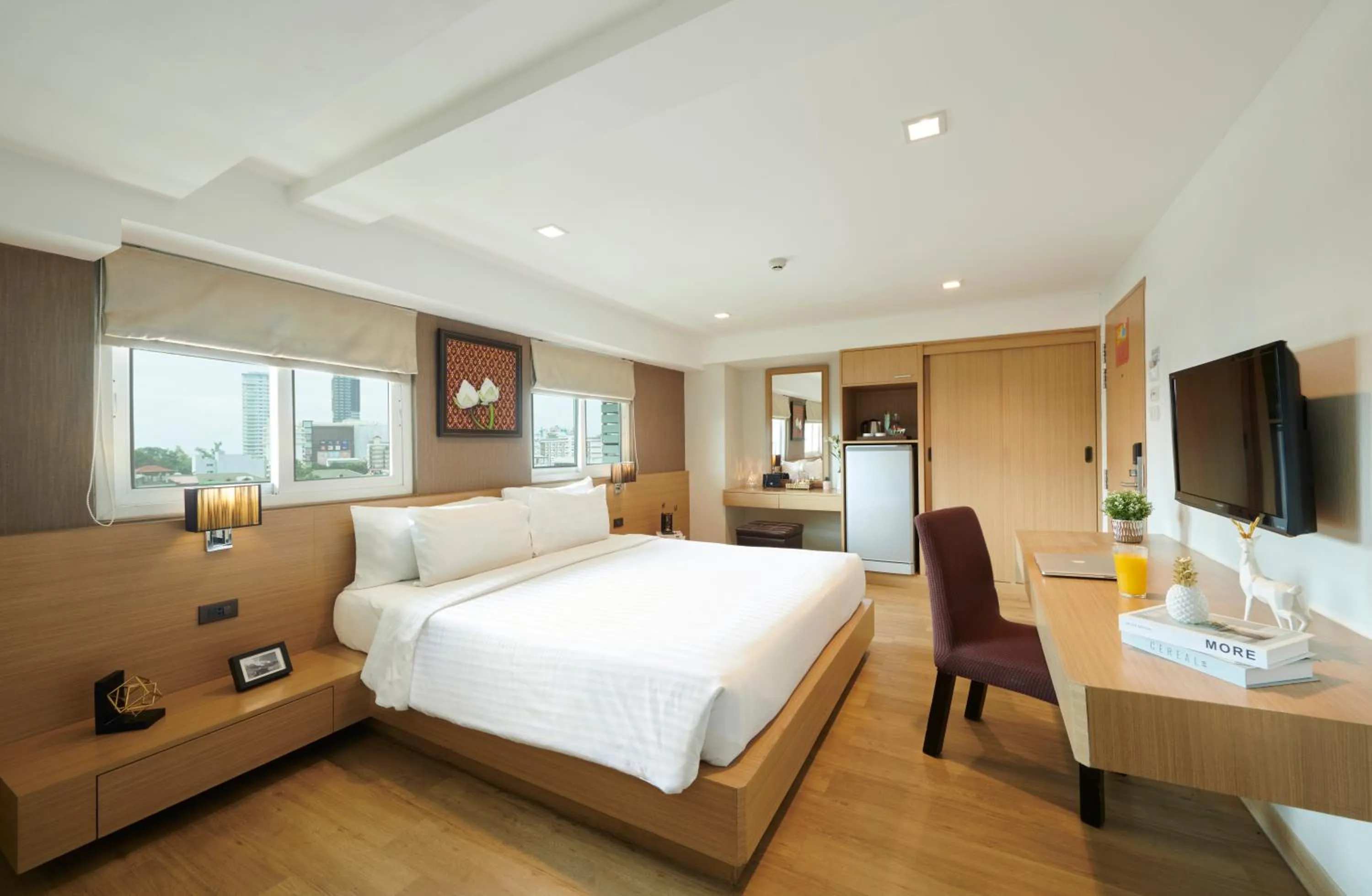 Photo of the whole room, Bed in Adelphi Pattaya