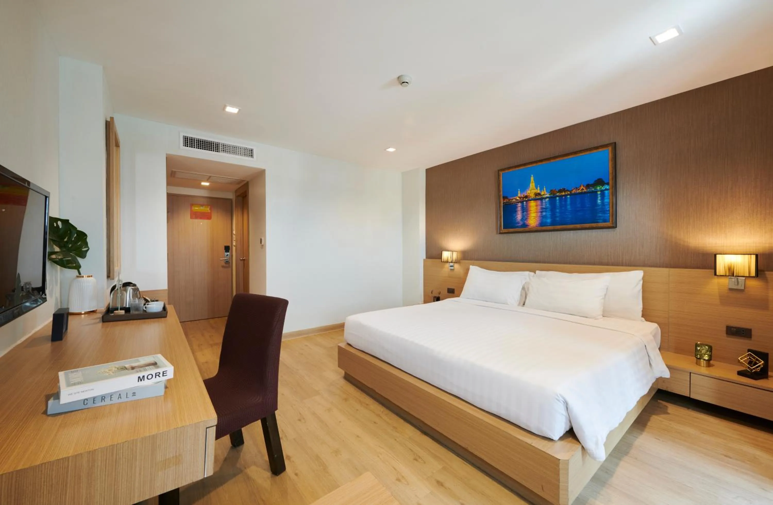 Photo of the whole room, Bed in Adelphi Pattaya