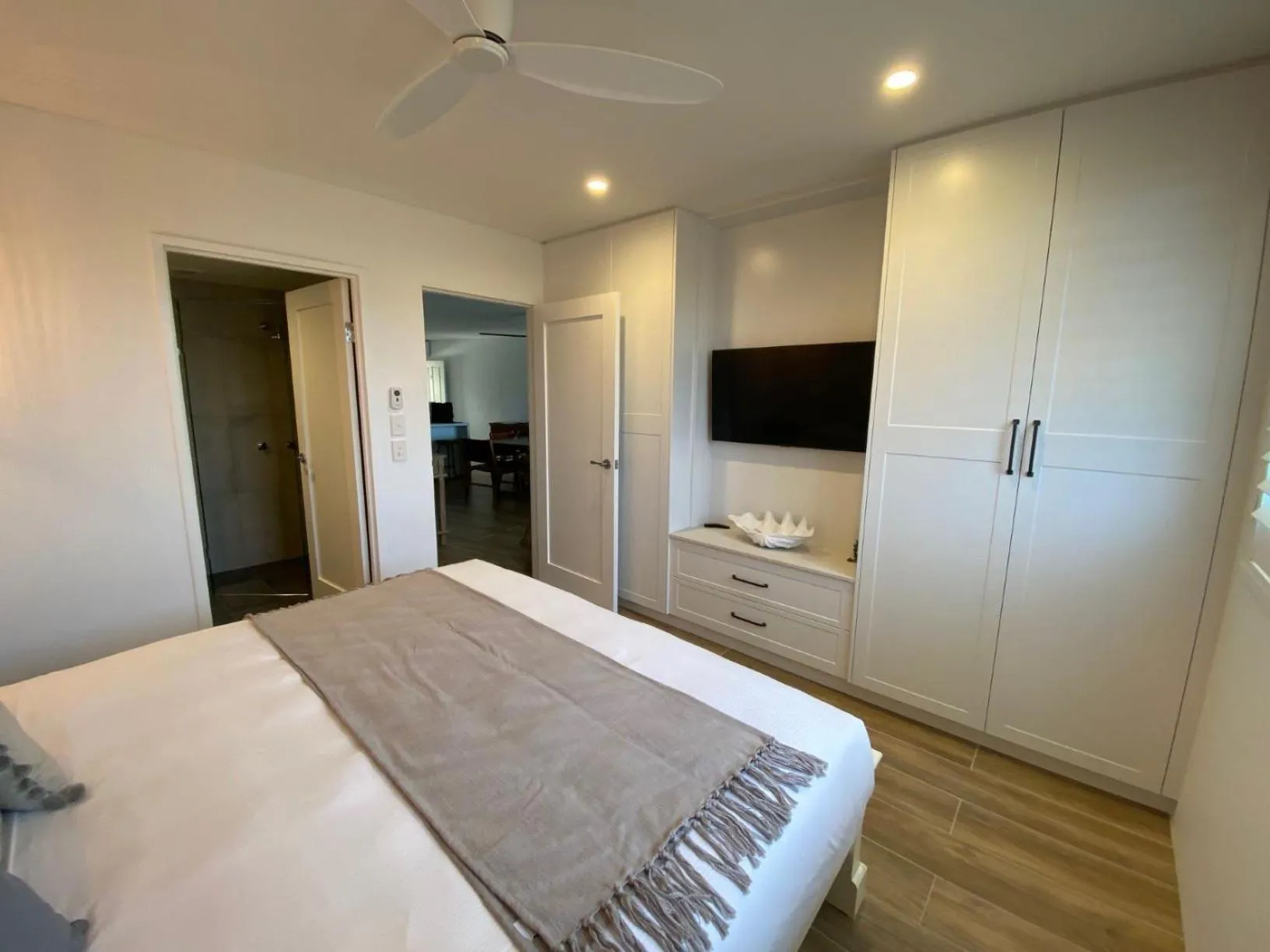 Bed in Bay Royal Apartments