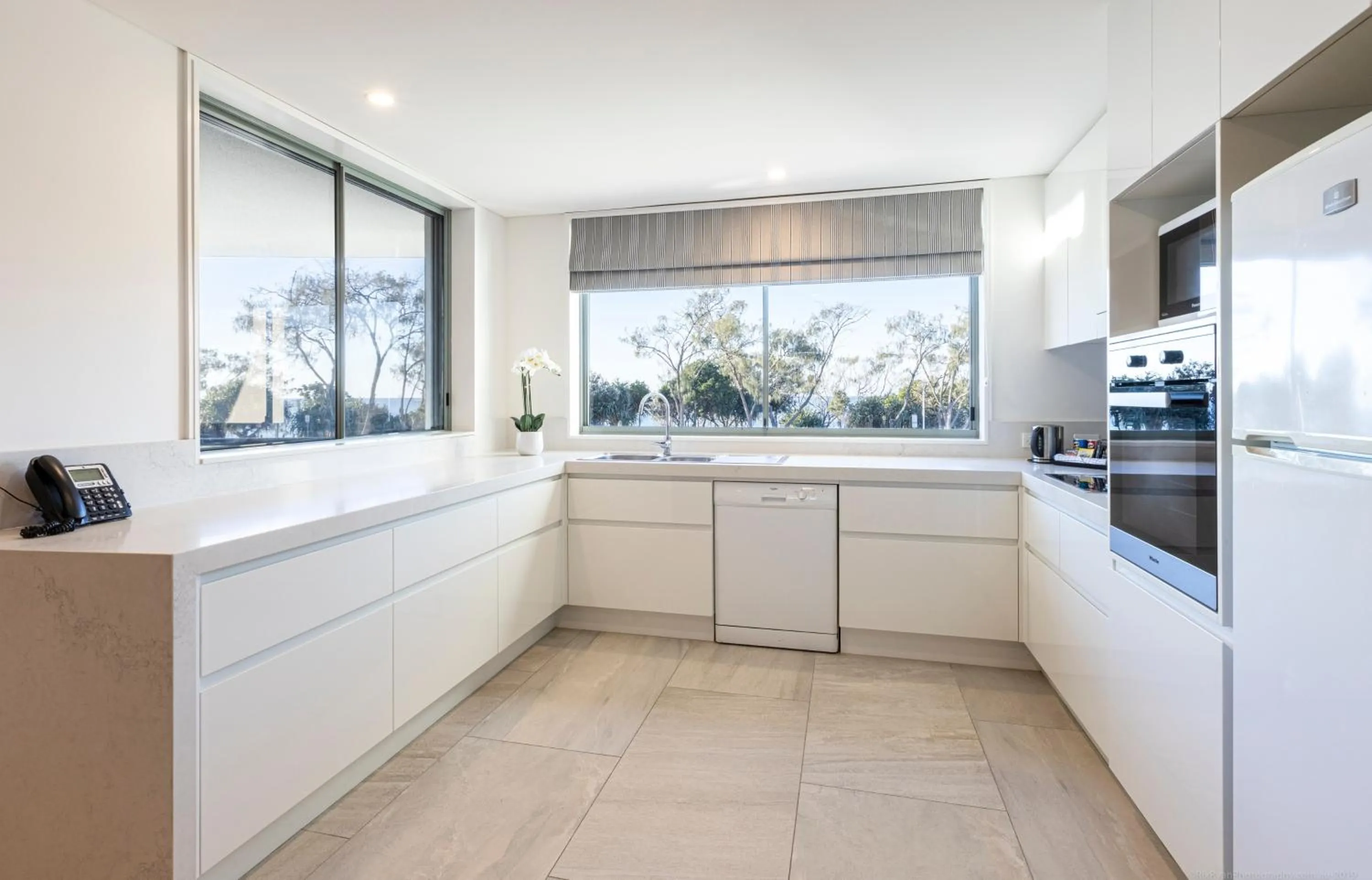 Kitchen or kitchenette in Bay Royal Apartments