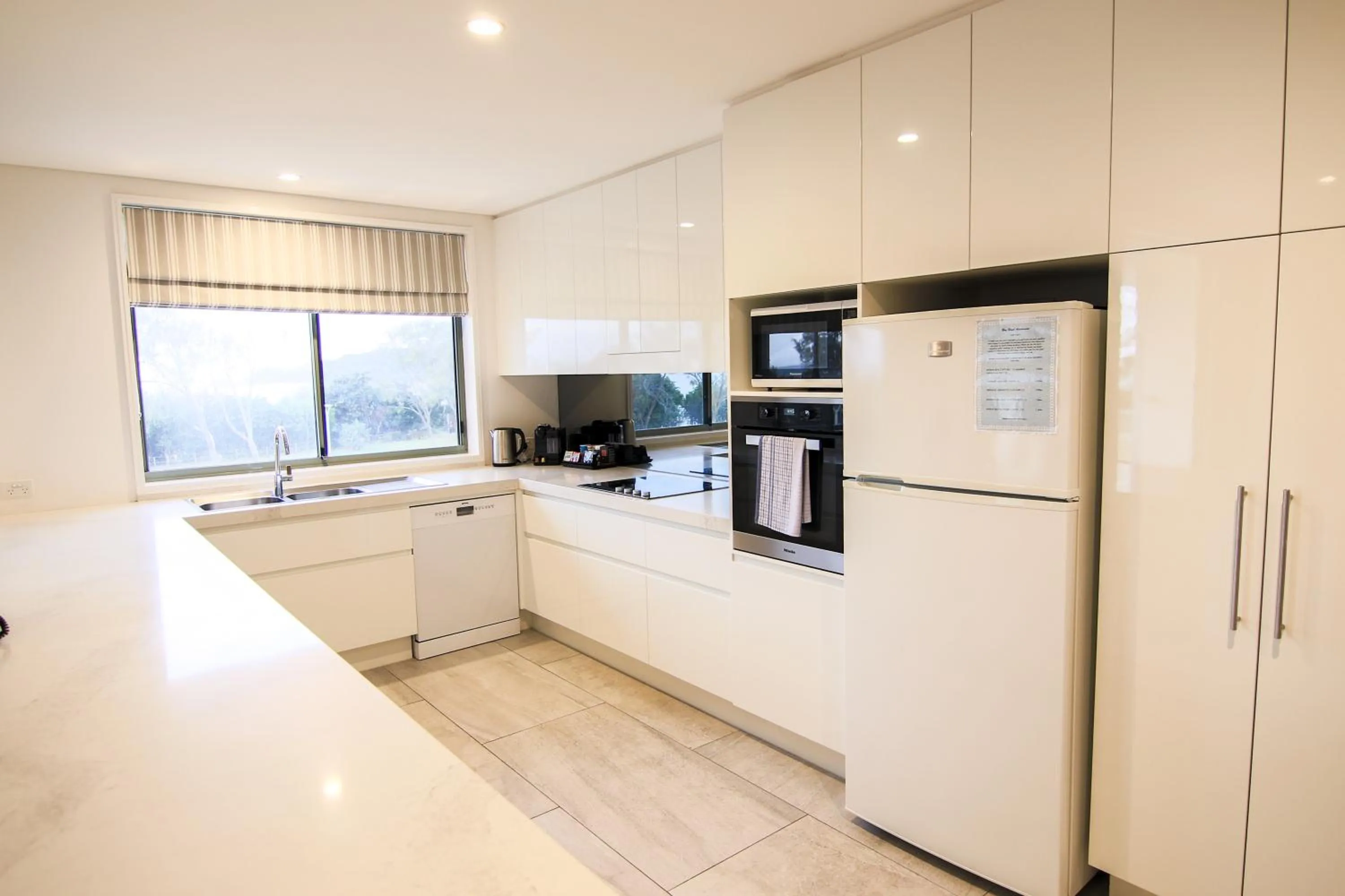 Kitchen or kitchenette in Bay Royal Apartments