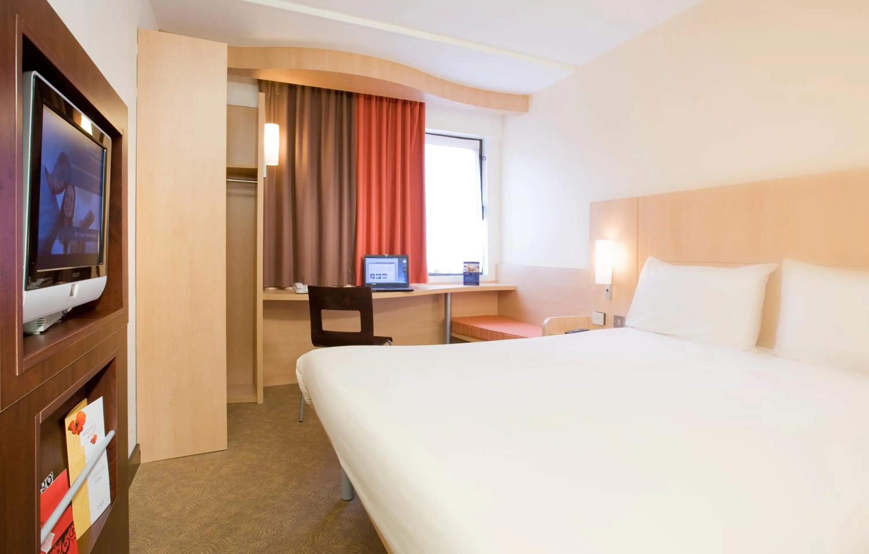 Bed, TV/Entertainment Center in ibis Gloucester