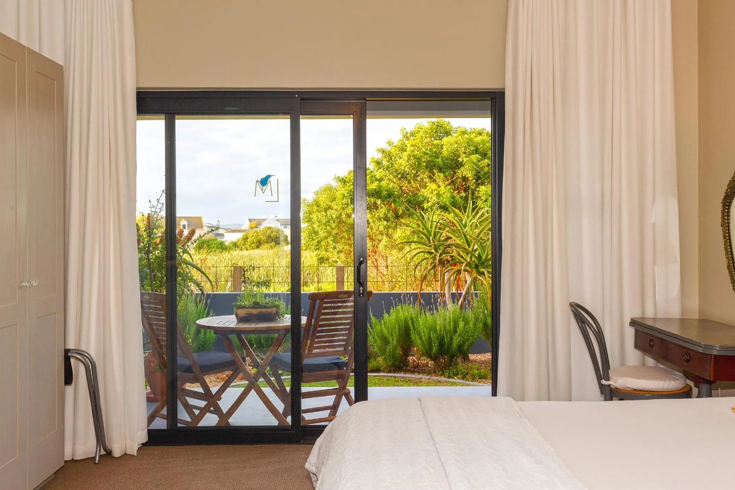 Patio, Bed in Le Mahi Guest House