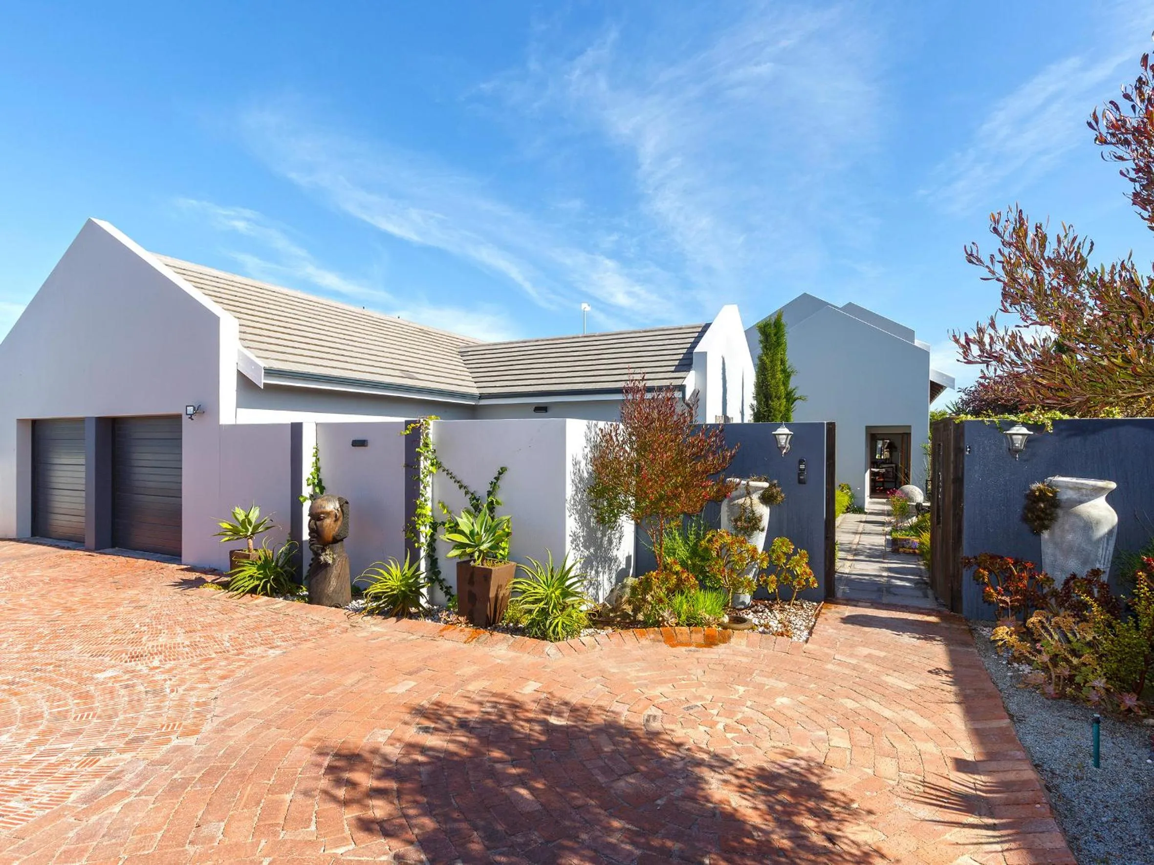 Property building in Le Mahi Guest House