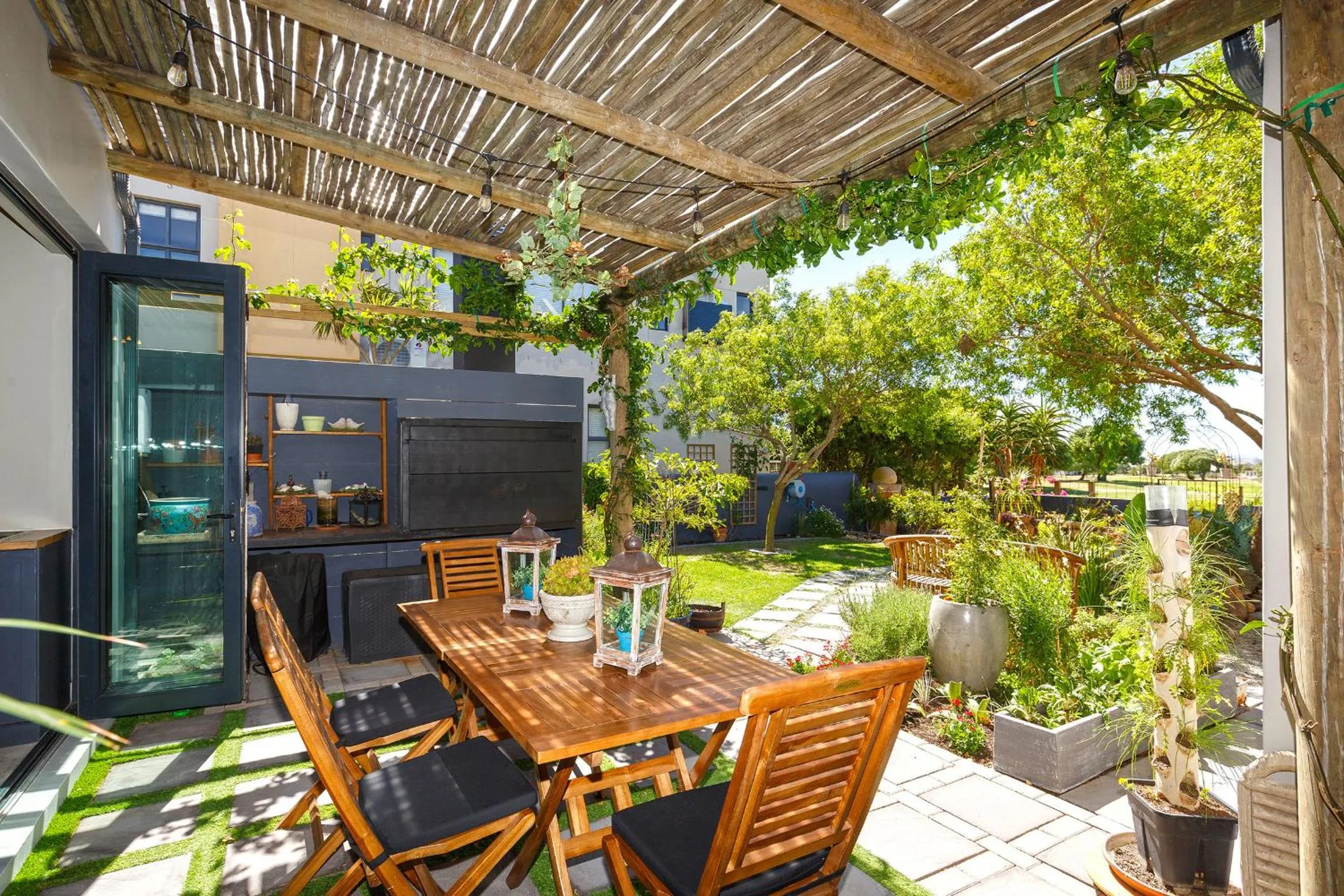 Patio in Le Mahi Guest House
