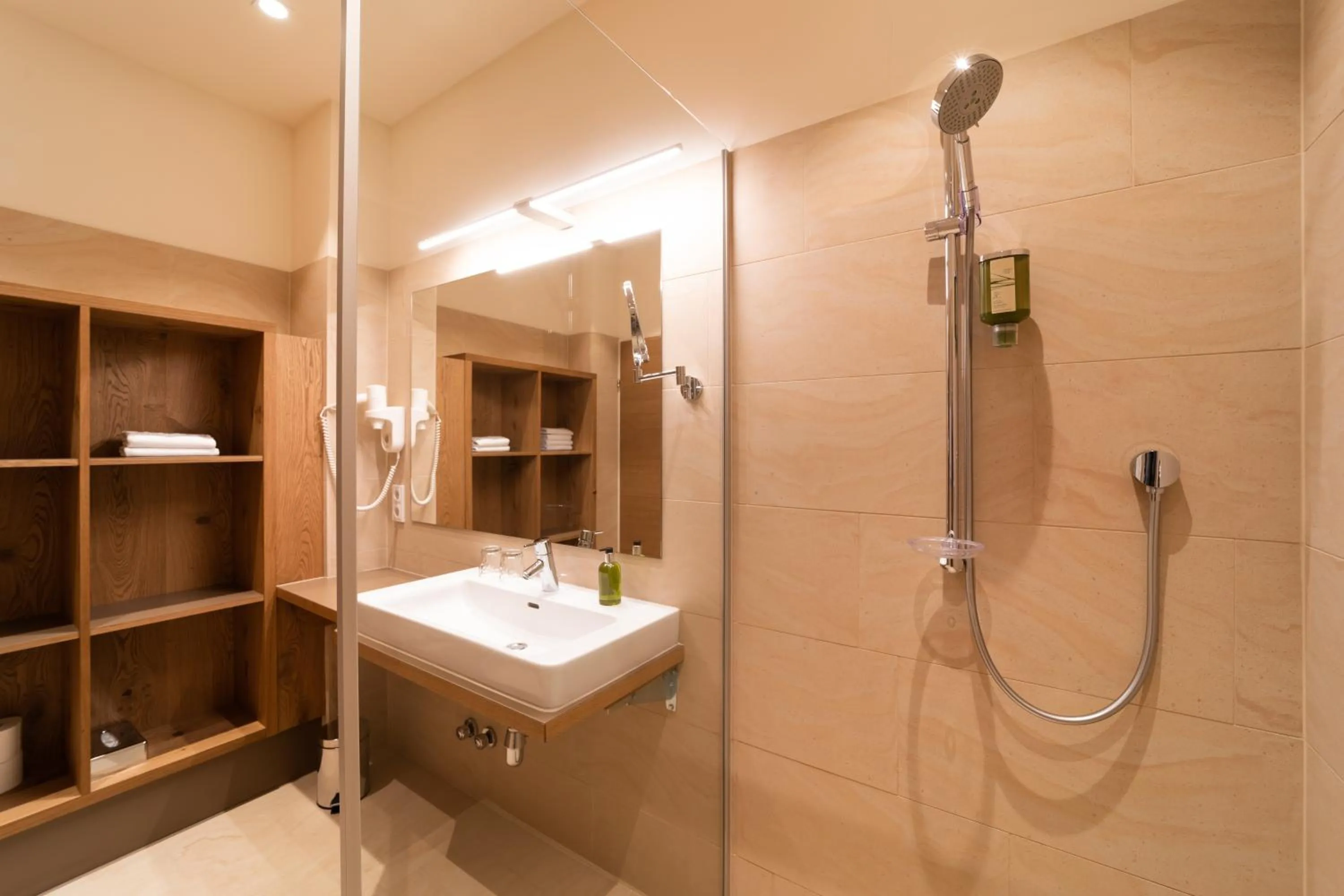 Shower in Hotel Rundeck