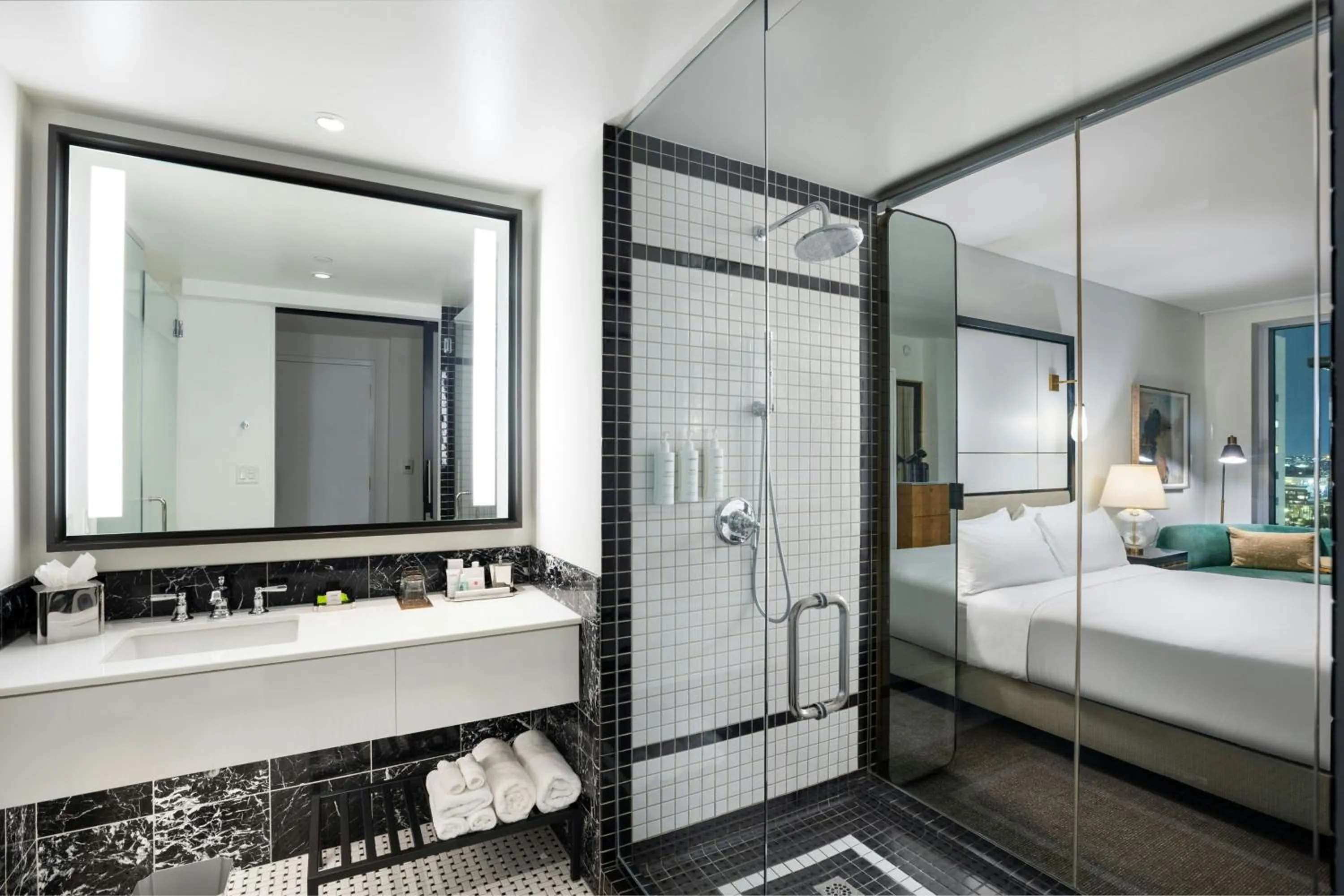 Bathroom, Bed in The Laura Hotel, Houston Downtown, Autograph Collection