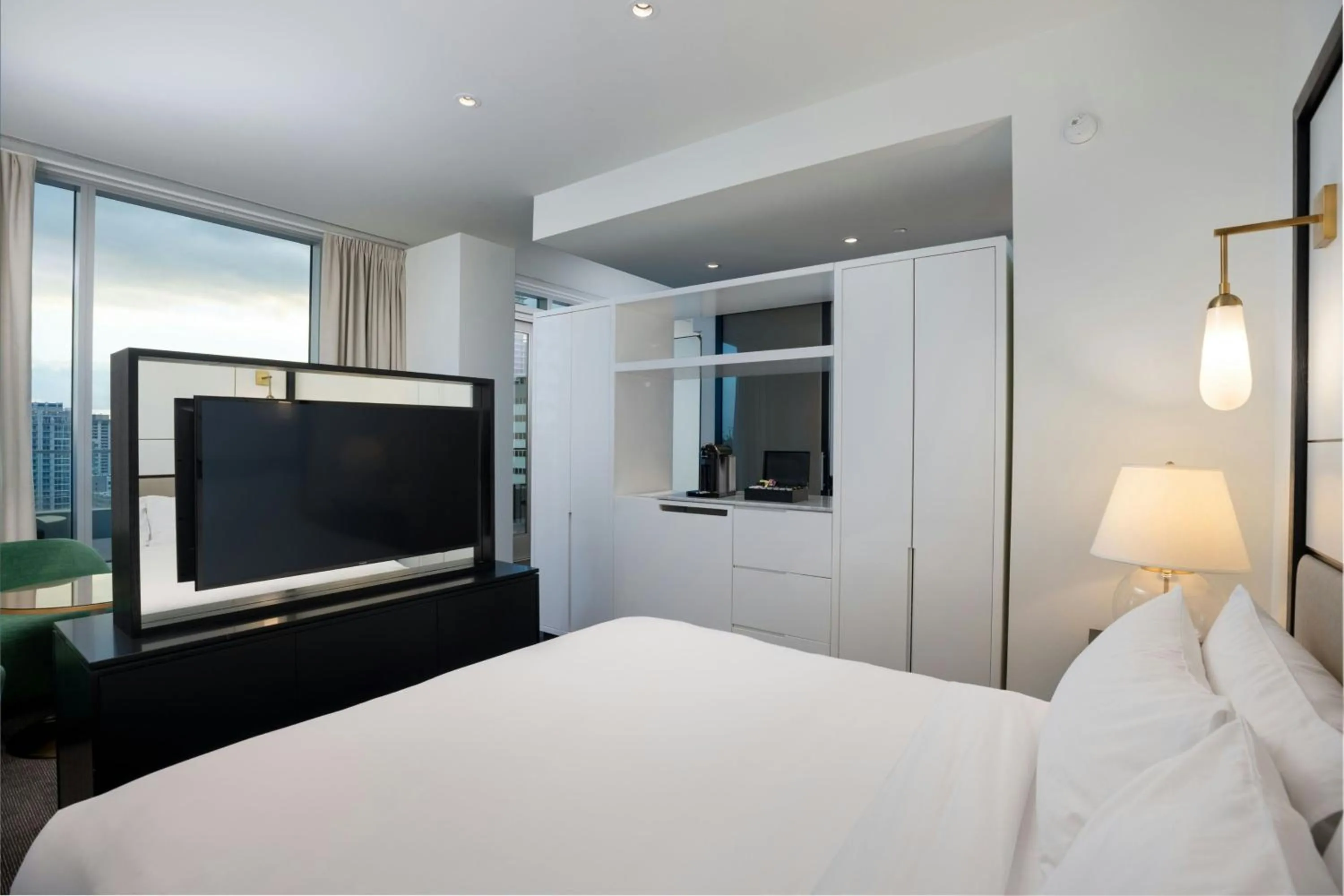 Bedroom, Bed in The Laura Hotel, Houston Downtown, Autograph Collection