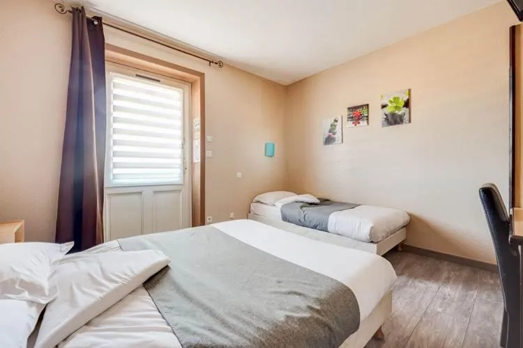 Photo of the whole room, Bed in Rev'Hotel