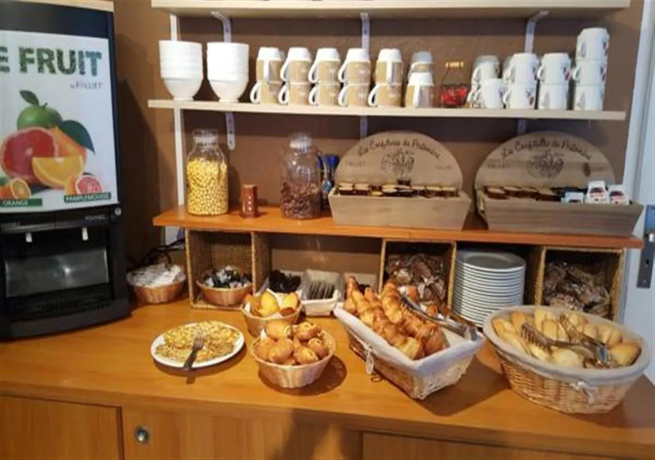 Buffet breakfast in Rev'Hotel